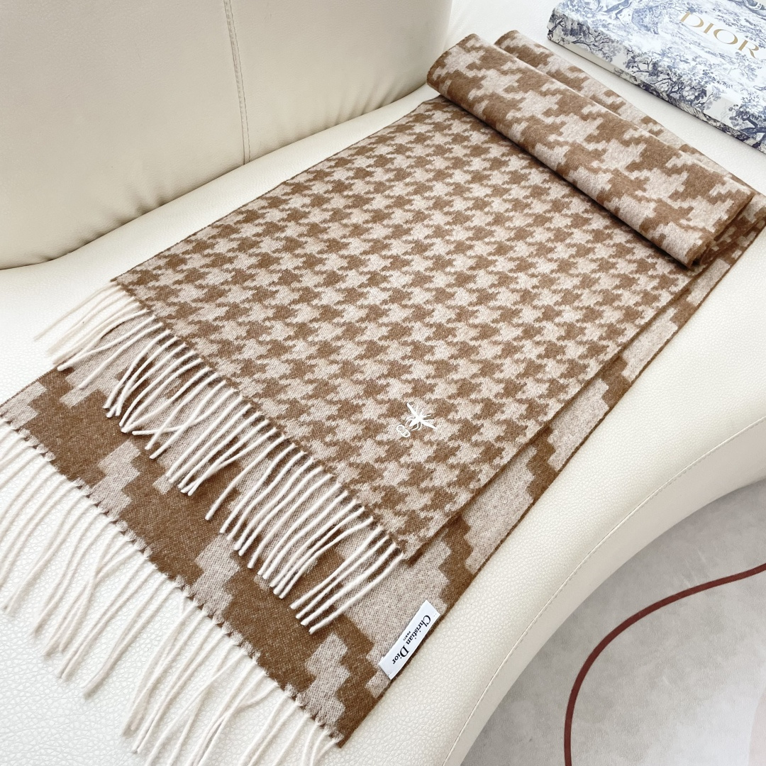 迪奥（Dior）明星同款dd围巾。经典款永远不会过时，而且超百搭。超级好看！！果断自留！精致散须 率真不