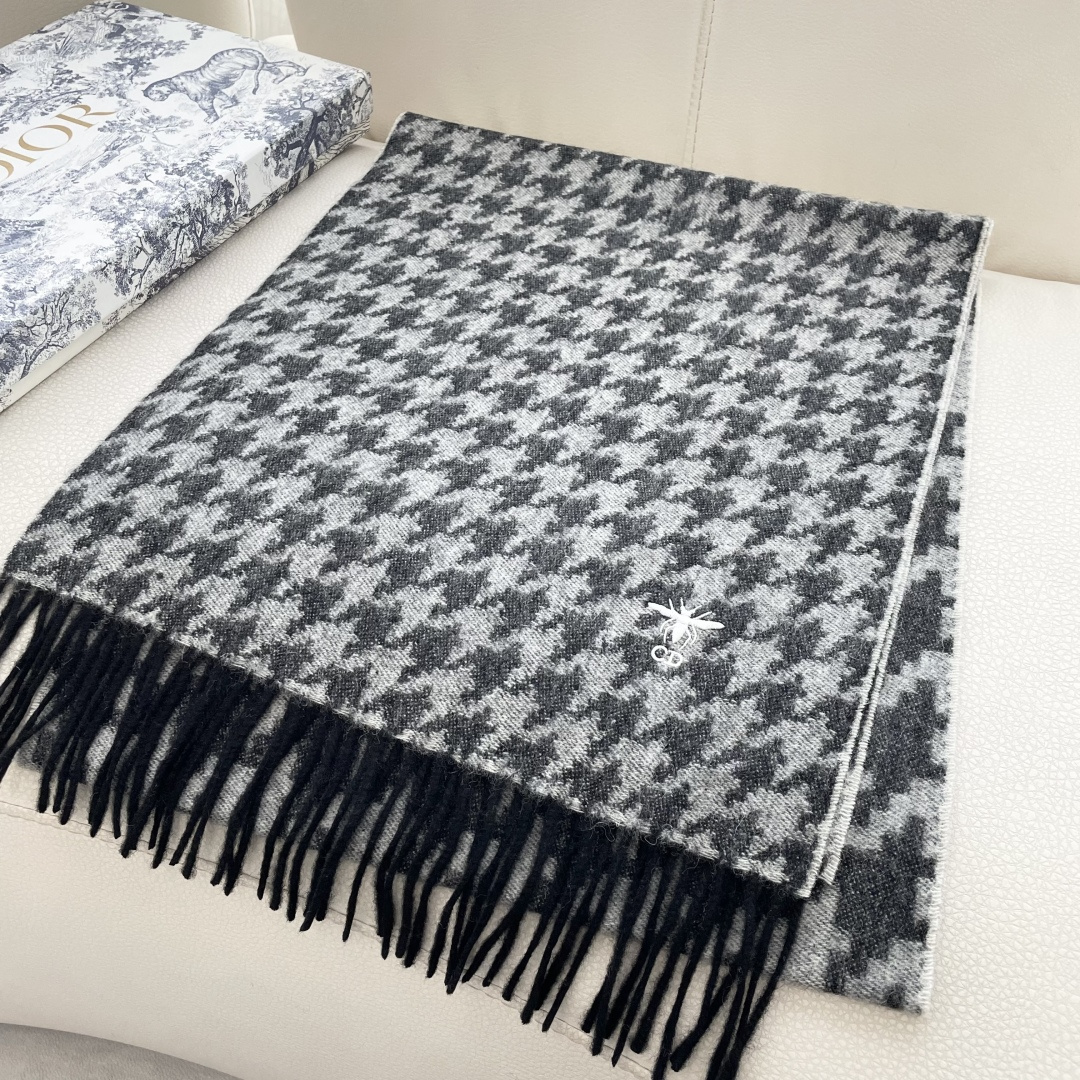 迪奥（Dior）明星同款dd围巾。经典款永远不会过时，而且超百搭。超级好看！！果断自留！精致散须 率真不