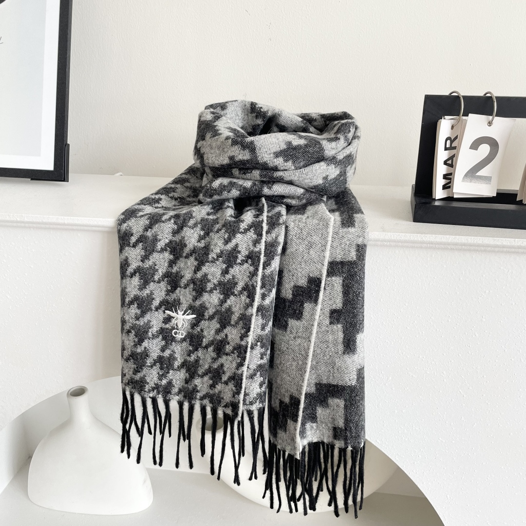 迪奥（Dior）明星同款dd围巾。经典款永远不会过时，而且超百搭。超级好看！！果断自留！精致散须 率真不