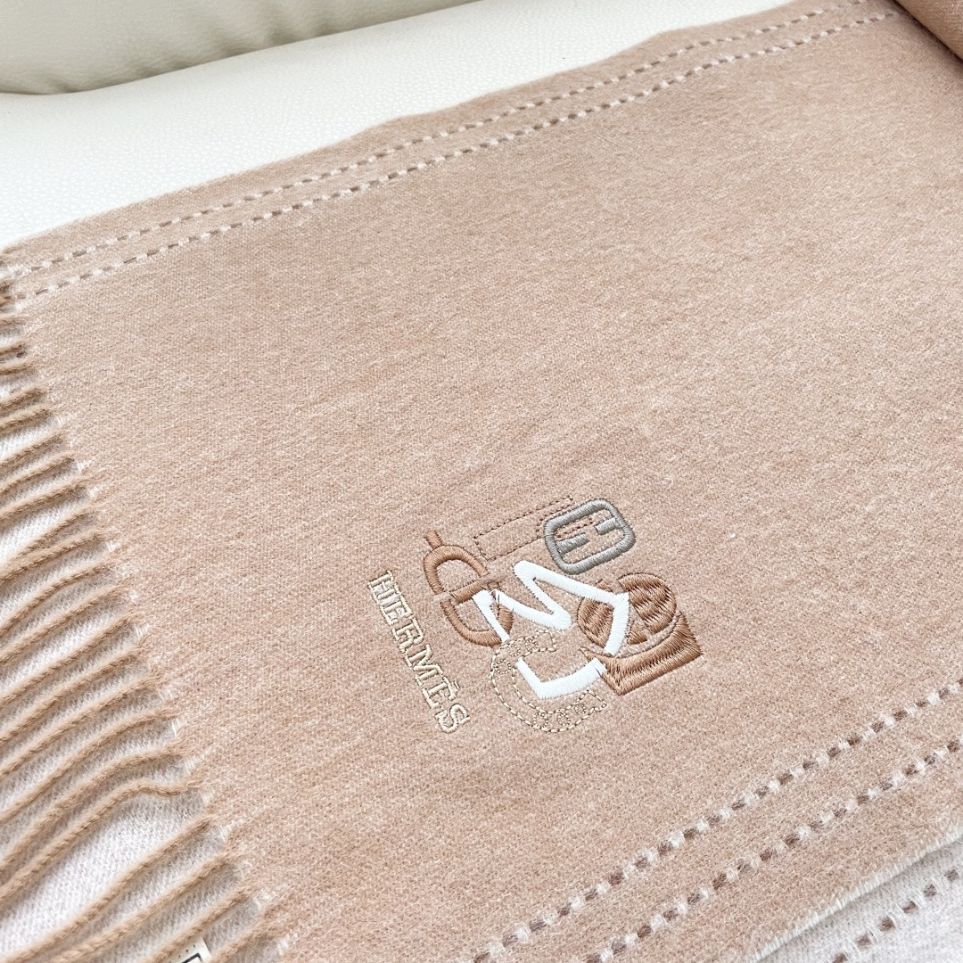 上新2025爱马仕双面男女款围巾且买且珍惜😍~都是出口订单所以比较难遇❤️东西讲究少而精😍好看的一定要收