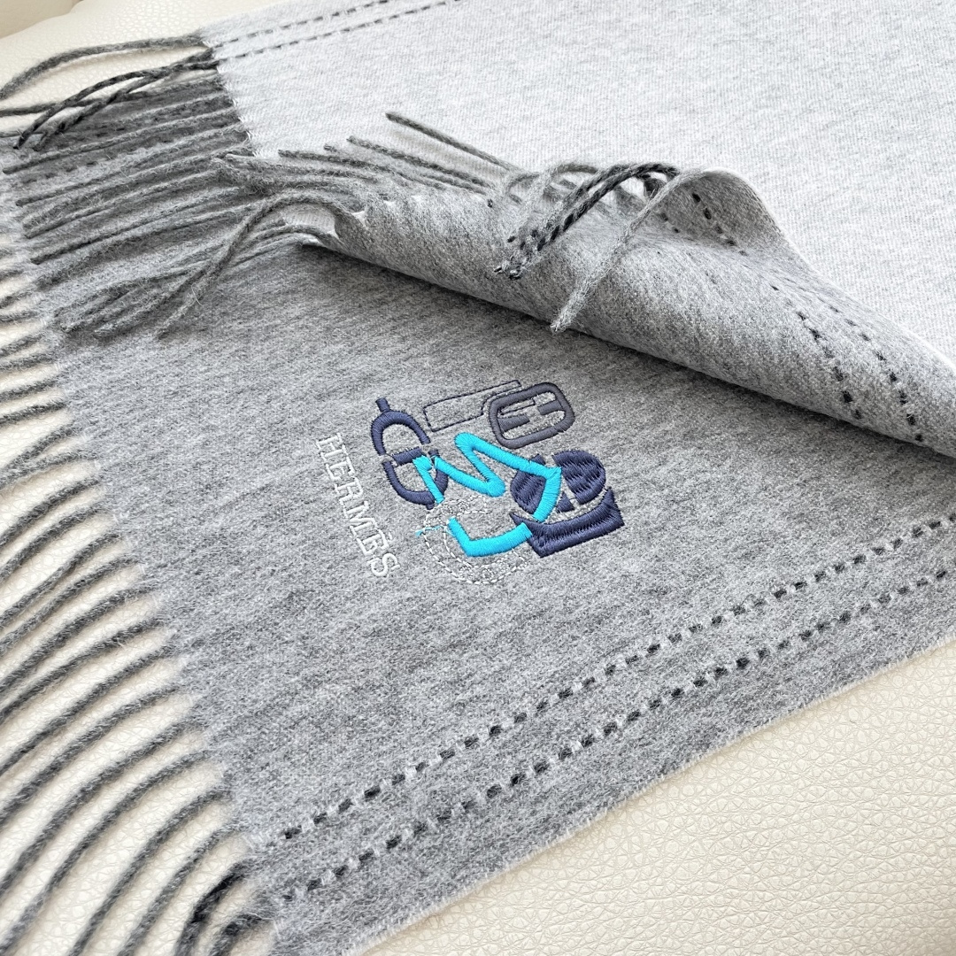 上新2025爱马仕双面男女款围巾且买且珍惜😍~都是出口订单所以比较难遇❤️东西讲究少而精😍好看的一定要收