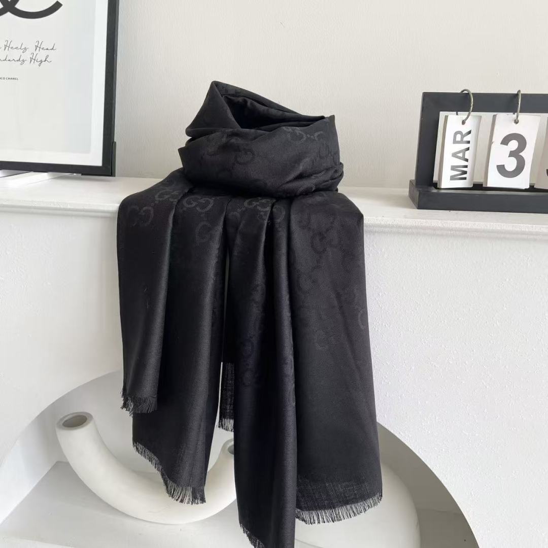 Gucci · 古奇经典羊绒披肩围巾❗来个硬货.麻溜的安排上.纯正出口❗原订单已经交货一批，其中一批刚过
