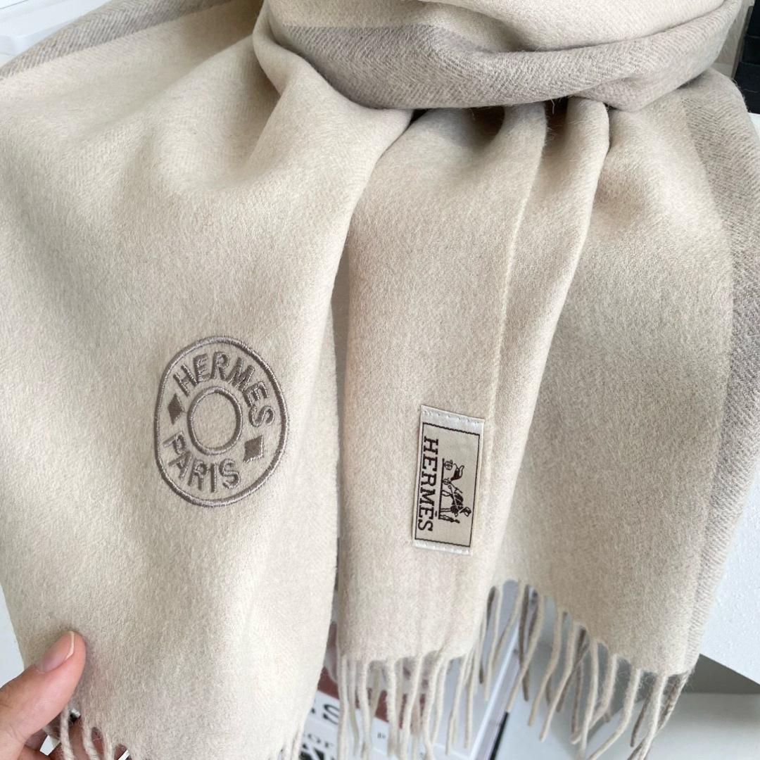 上新2025爱马仕男女款围巾且买且珍惜😍~都是出口订单所以比较难遇❤️东西讲究少而精😍好看的一定要收😎这