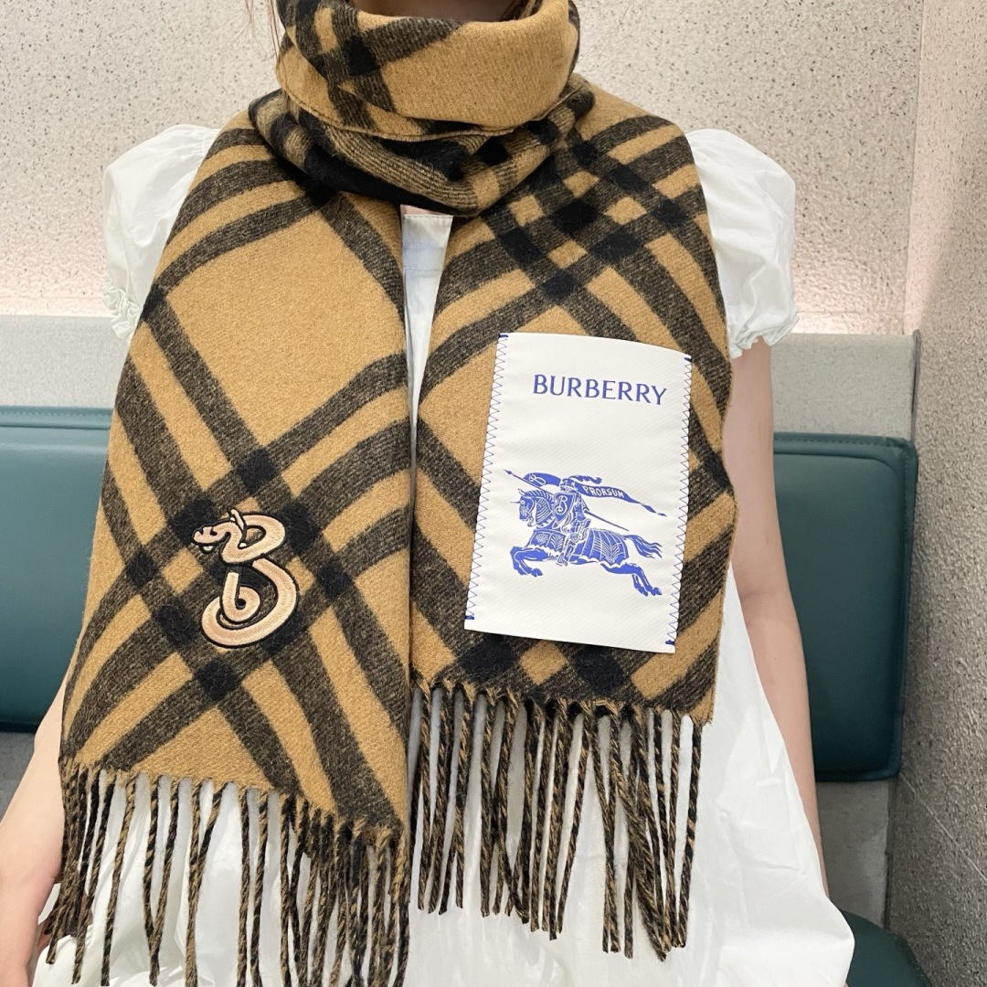 2025蛇年爆款到！ 🆕Burberry · 巴宝莉格子围巾❗️好看的要疯掉了，太有型太有魅力了❗️❗️