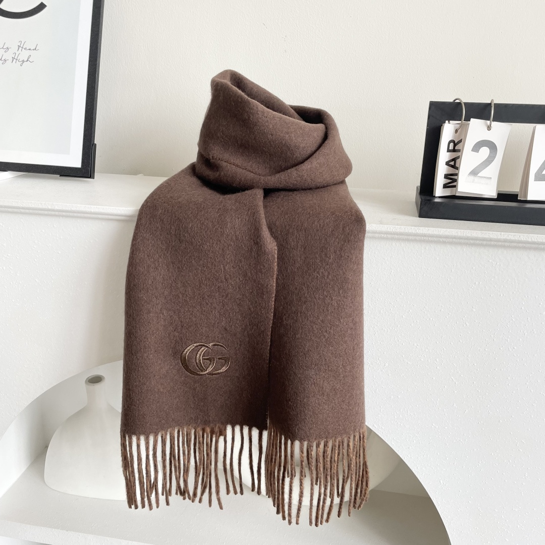 GUCCI（古奇）完美渐变！代购级别！最新双面两用古驰围巾，永远加分的G秋冬单品！各种穿衣风格都可以和她