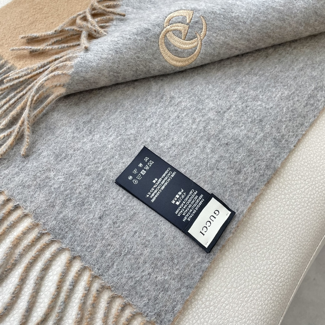 GUCCI（古奇）完美渐变！代购级别！最新双面两用古驰围巾，永远加分的G秋冬单品！各种穿衣风格都可以和她