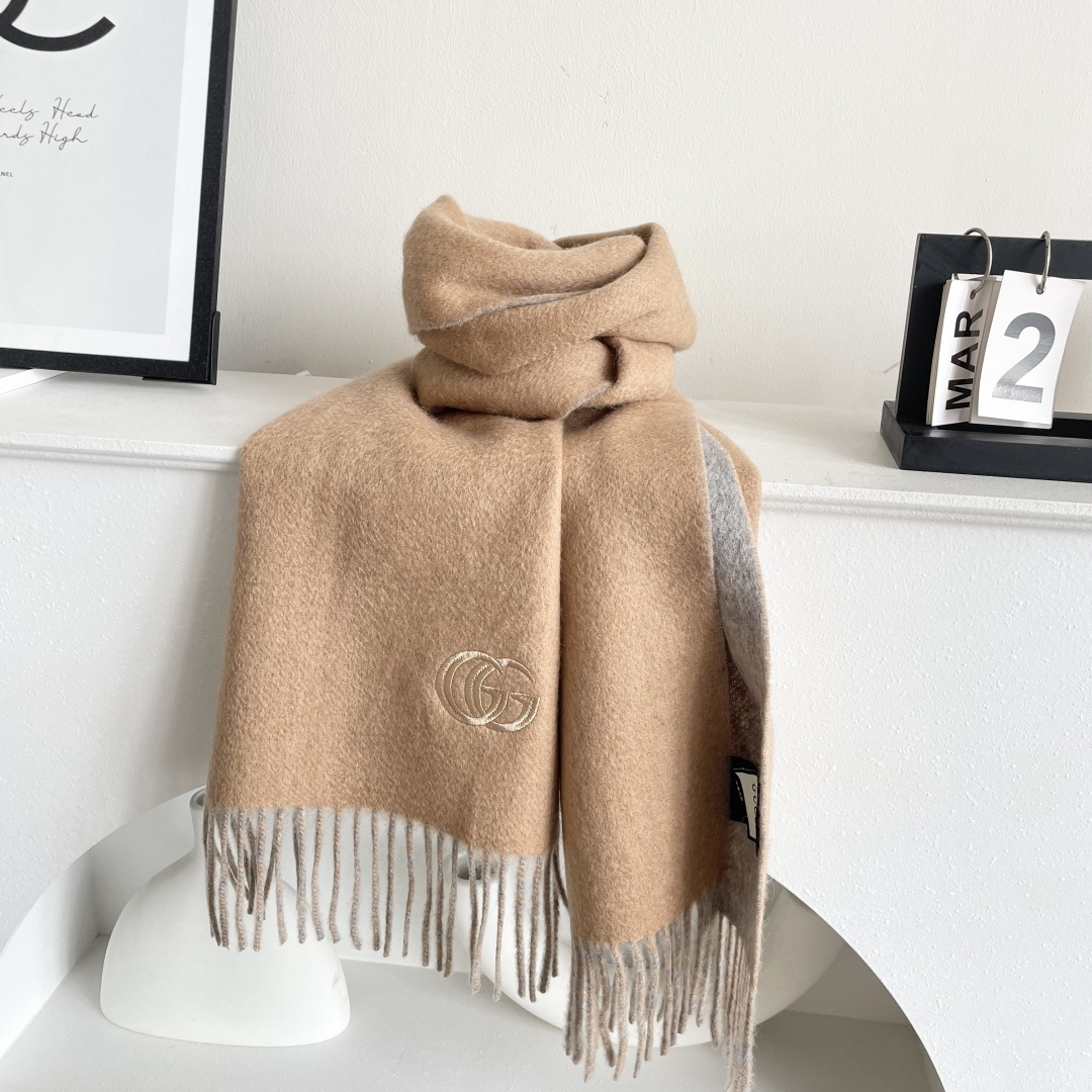 GUCCI（古奇）完美渐变！代购级别！最新双面两用古驰围巾，永远加分的G秋冬单品！各种穿衣风格都可以和她