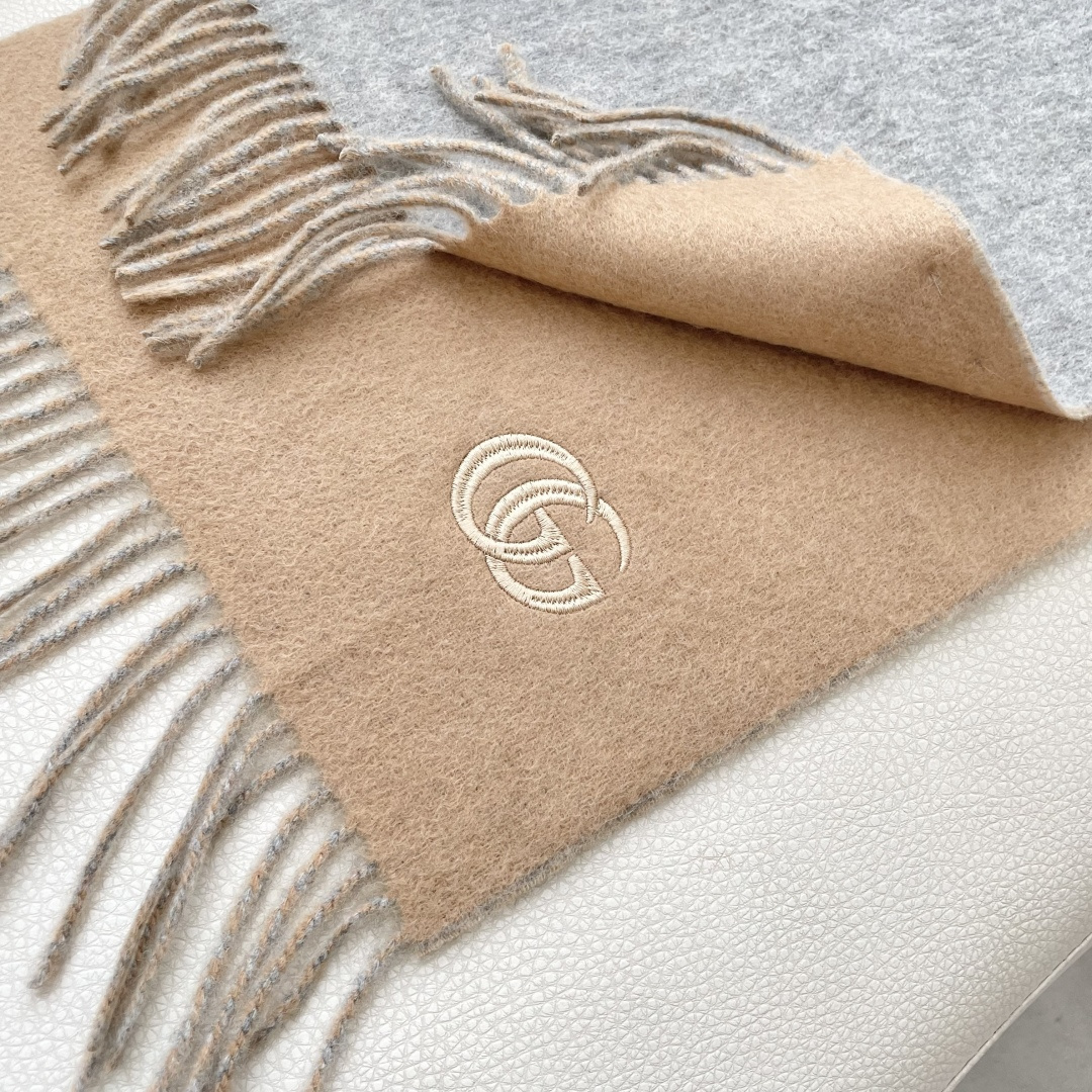 GUCCI（古奇）完美渐变！代购级别！最新双面两用古驰围巾，永远加分的G秋冬单品！各种穿衣风格都可以和她