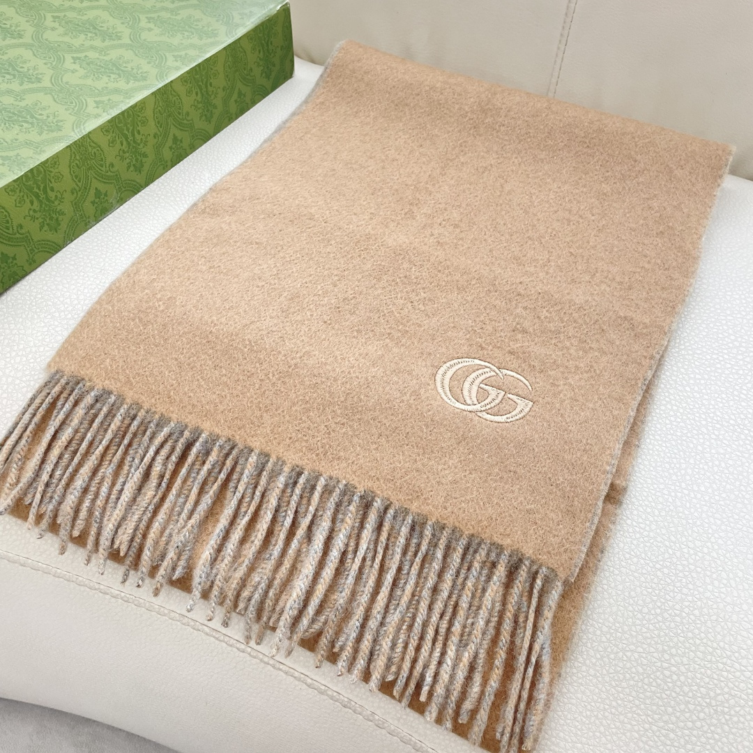 GUCCI（古奇）完美渐变！代购级别！最新双面两用古驰围巾，永远加分的G秋冬单品！各种穿衣风格都可以和她