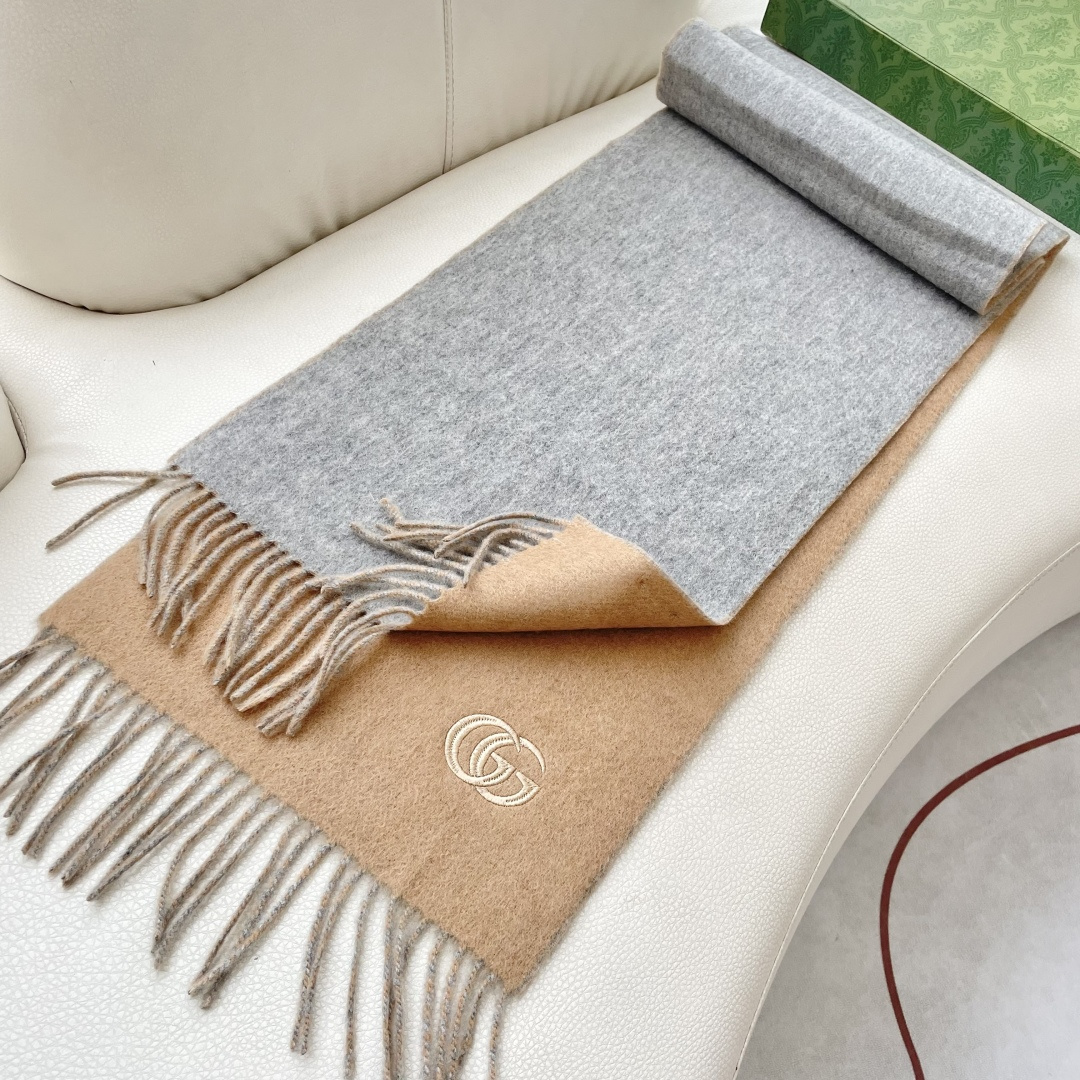 GUCCI（古奇）完美渐变！代购级别！最新双面两用古驰围巾，永远加分的G秋冬单品！各种穿衣风格都可以和她