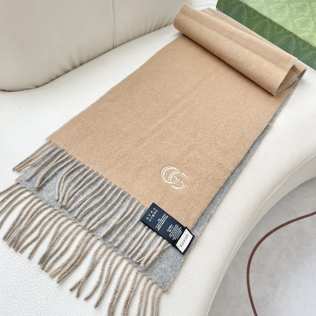 GUCCI（古奇）完美渐变！代购级别！最新双面两用古驰围巾，永远加分的G秋冬单品！各种穿衣风格都可以和她