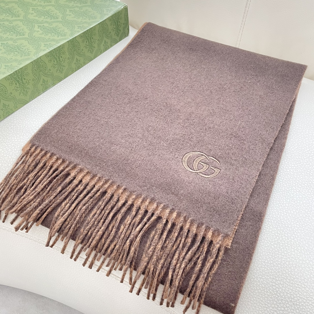 GUCCI（古奇）完美渐变！代购级别！最新双面两用古驰围巾，永远加分的G秋冬单品！各种穿衣风格都可以和她