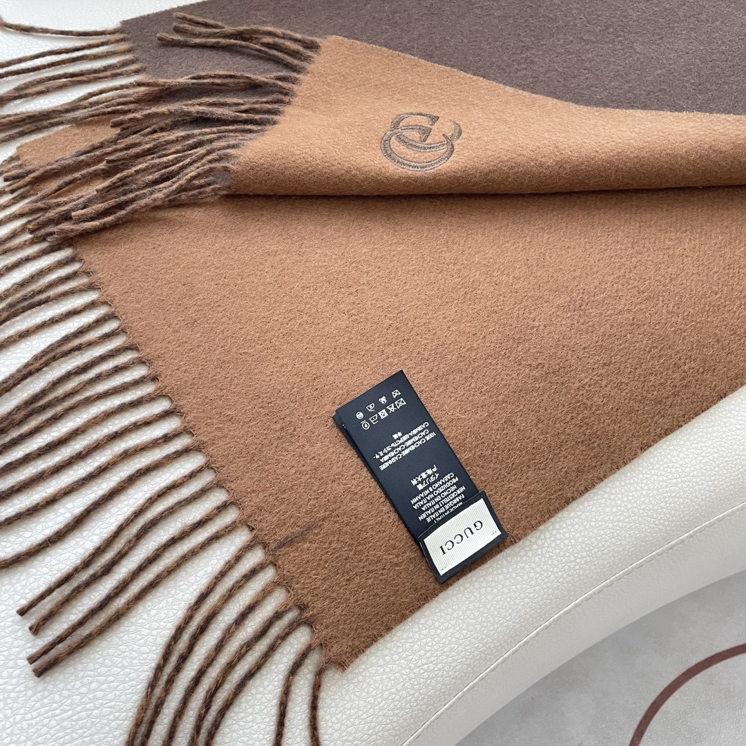 GUCCI（古奇）完美渐变！代购级别！最新双面两用古驰围巾，永远加分的G秋冬单品！各种穿衣风格都可以和她