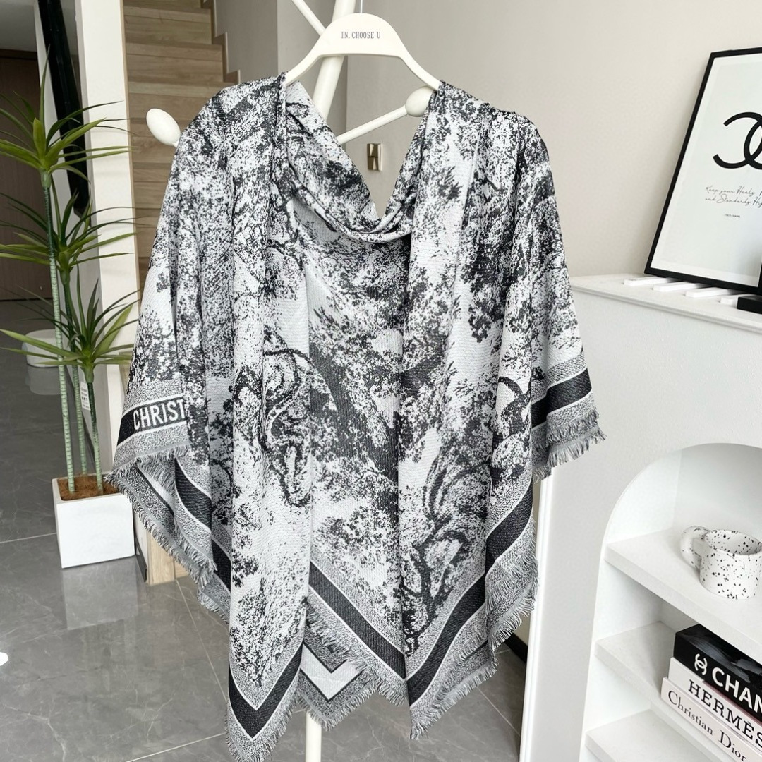 方巾】Dior披肩❤️经典字母👍搭配丝毛混纺的华美质感，与成衣和配饰系列单品搭配相宜。尺寸：140 x 