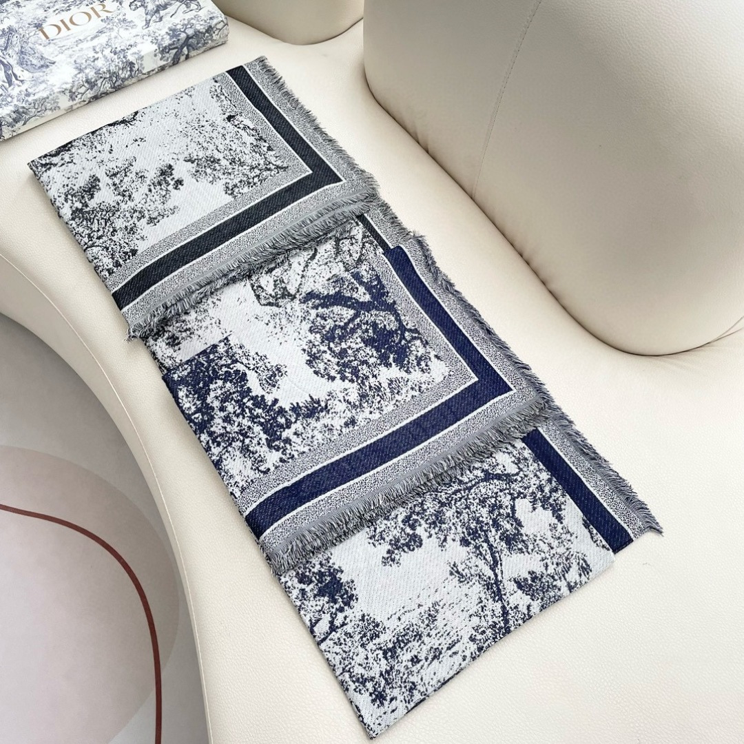 方巾】Dior披肩❤️经典字母👍搭配丝毛混纺的华美质感，与成衣和配饰系列单品搭配相宜。尺寸：140 x 