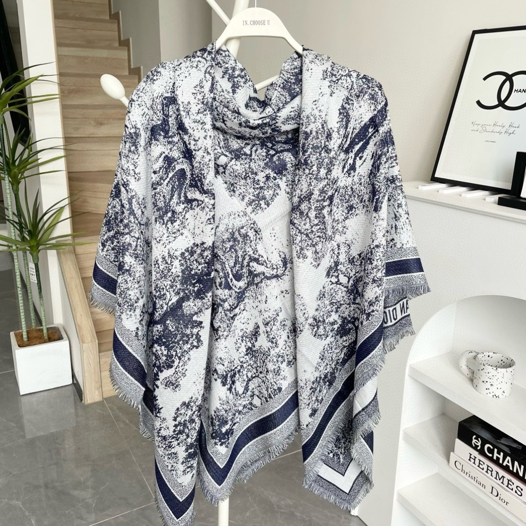 方巾】Dior披肩❤️经典字母👍搭配丝毛混纺的华美质感，与成衣和配饰系列单品搭配相宜。尺寸：140 x 