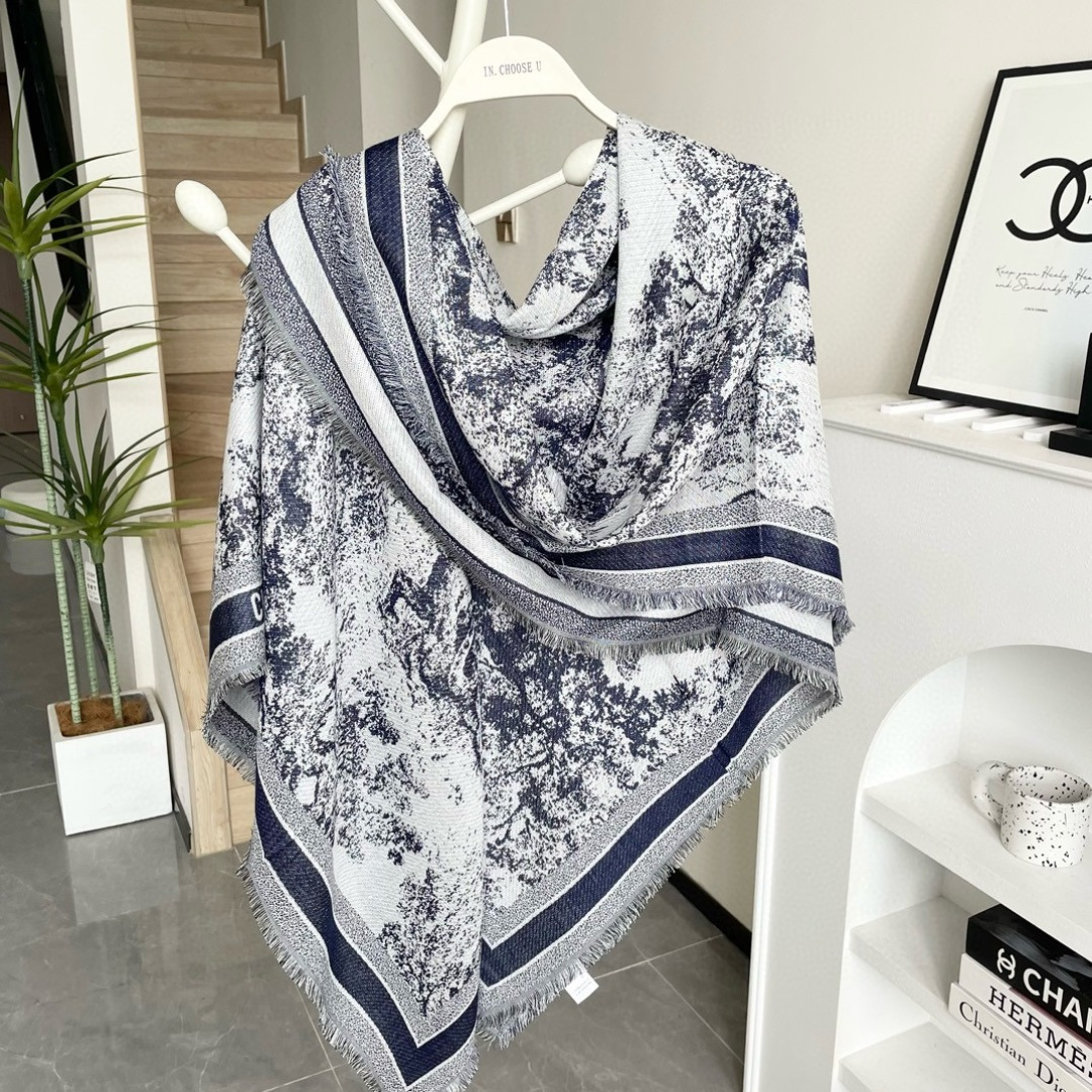 方巾】Dior披肩❤️经典字母👍搭配丝毛混纺的华美质感，与成衣和配饰系列单品搭配相宜。尺寸：140 x 