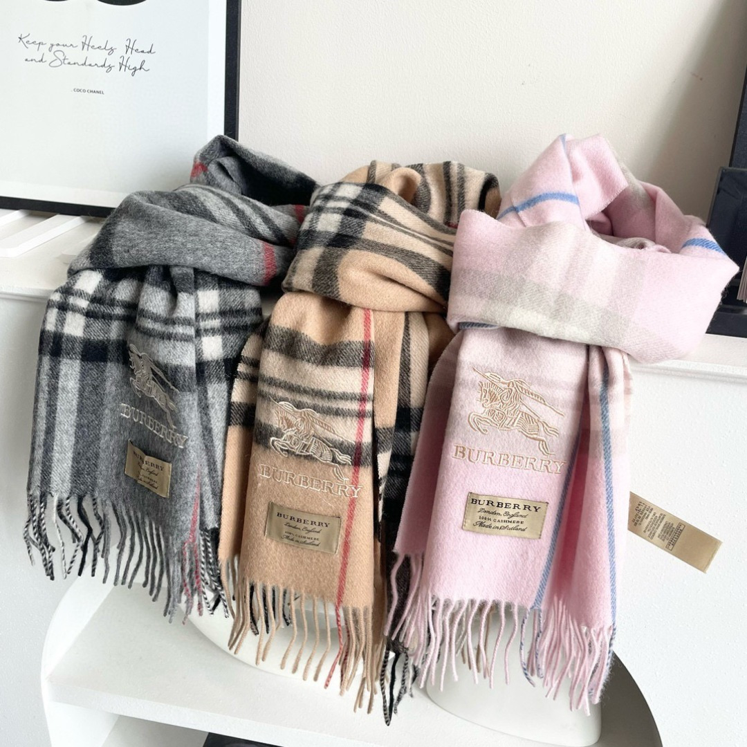 王牌口碑burberry深度水波纹经典羊绒格子围巾‼专柜最新品相，目前专柜都换上了新标👍经典中的经典.全