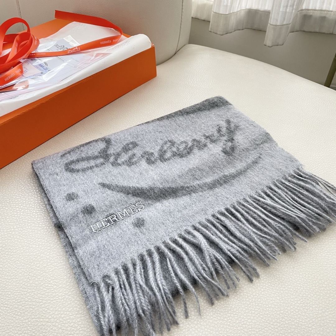 上新2025爱马仕顶级山羊绒男女款围巾且买且珍惜😍~都是出口订单所以比较难遇❤️东西讲究少而精😍好看的一