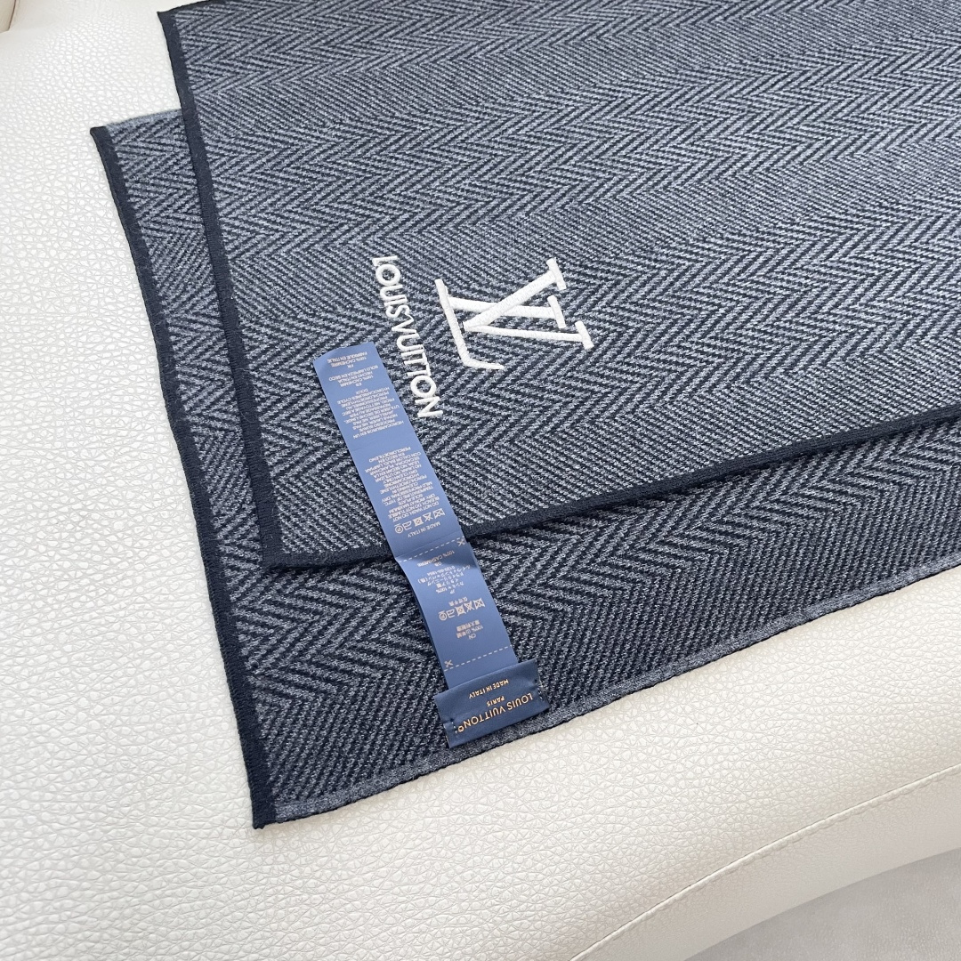 爆款上新 情侣款👍👍LV 独家牛货🐂 奢华尽在尺寸之间，高端品质‼️具有超高羊绒品质才会被此品牌青睐‼️