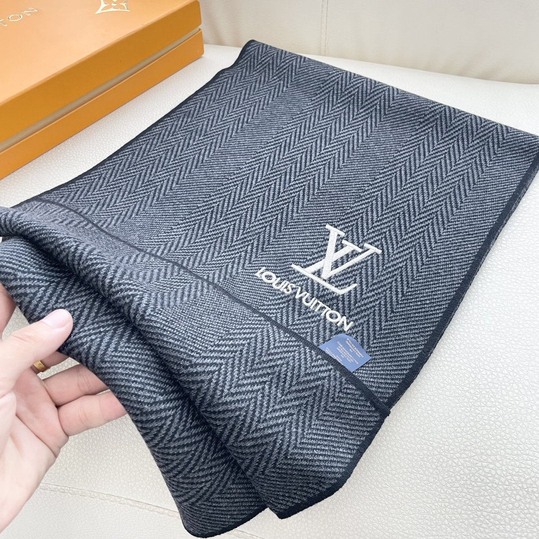 爆款上新 情侣款👍👍LV 独家牛货🐂 奢华尽在尺寸之间，高端品质‼️具有超高羊绒品质才会被此品牌青睐‼️