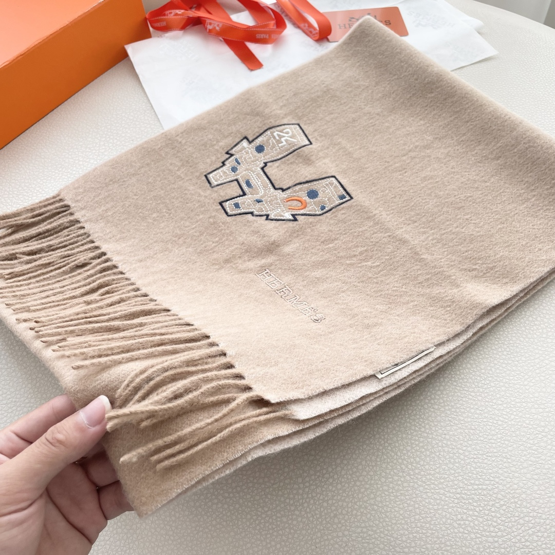 上新2025爱马仕男女款围巾且买且珍惜😍~都是出口订单所以比较难遇❤️东西讲究少而精😍好看的一定要收😎这