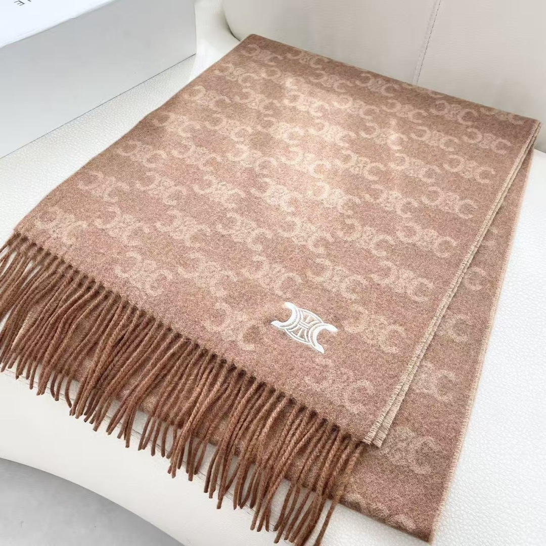 赛林 凯旋门散林老花羊绒围巾终于出货了……很多宝宝要的上身图来啦！羊绒的质地戴起来软乎乎超舒服！双面明暗