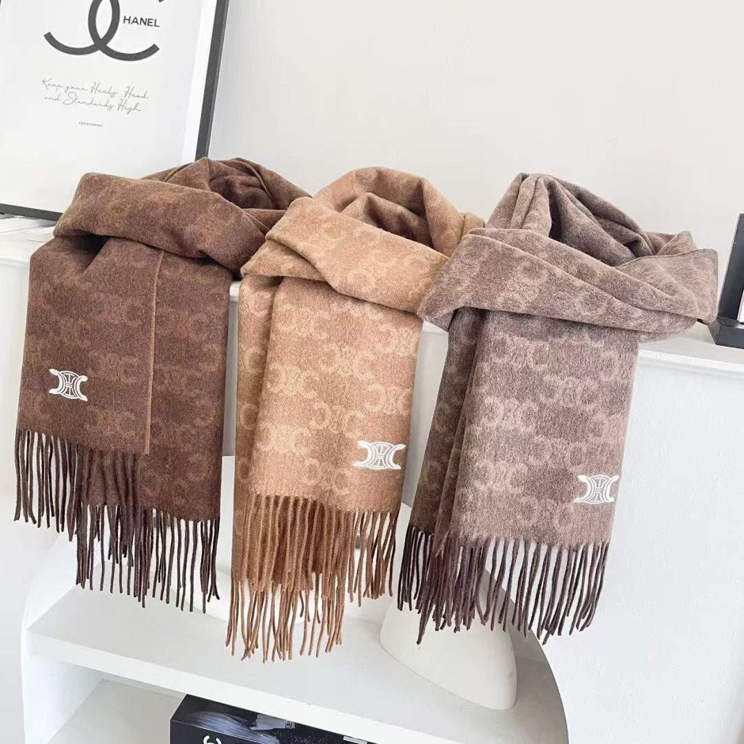 赛林 凯旋门散林老花羊绒围巾终于出货了……很多宝宝要的上身图来啦！羊绒的质地戴起来软乎乎超舒服！双面明暗