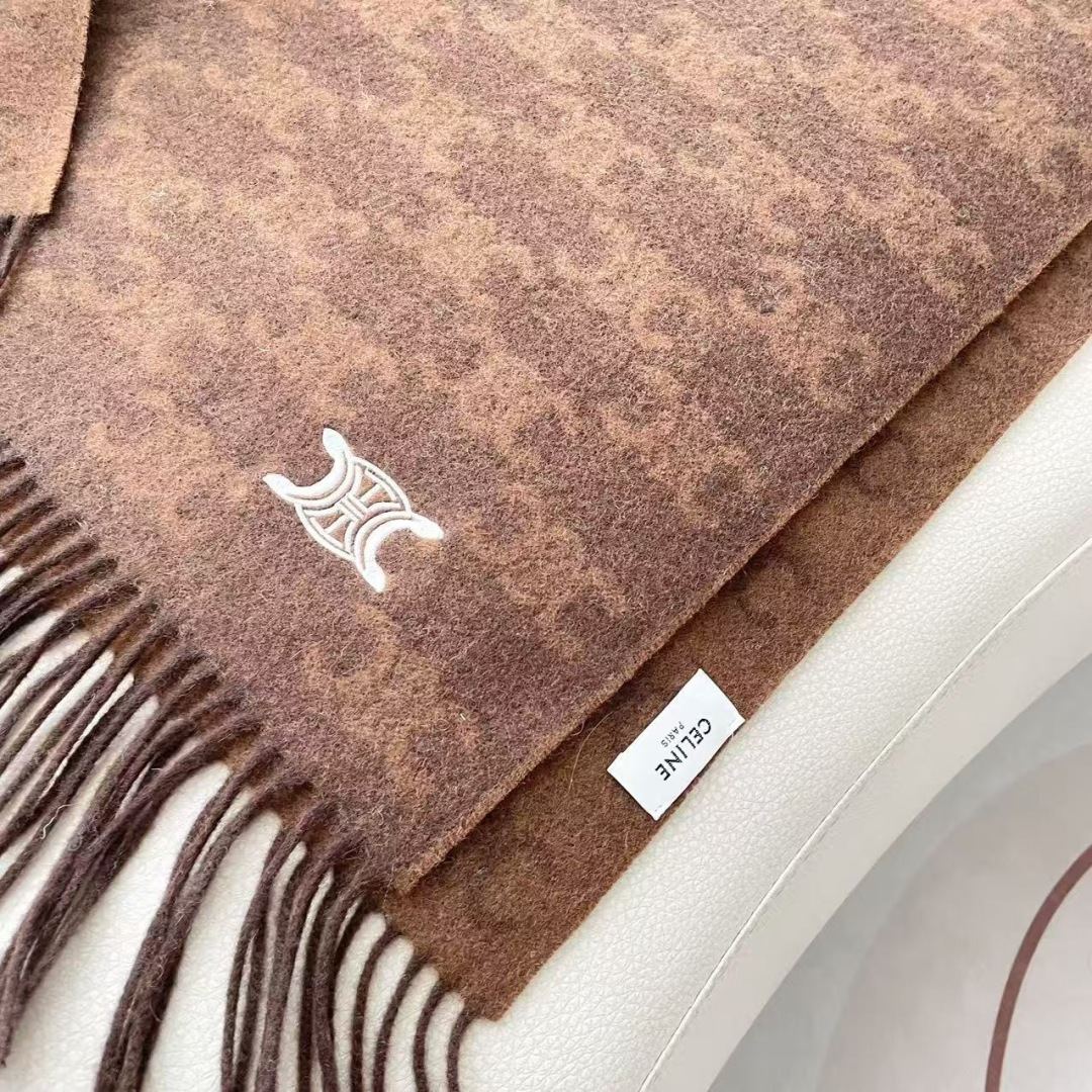 赛林 凯旋门散林老花羊绒围巾终于出货了……很多宝宝要的上身图来啦！羊绒的质地戴起来软乎乎超舒服！双面明暗