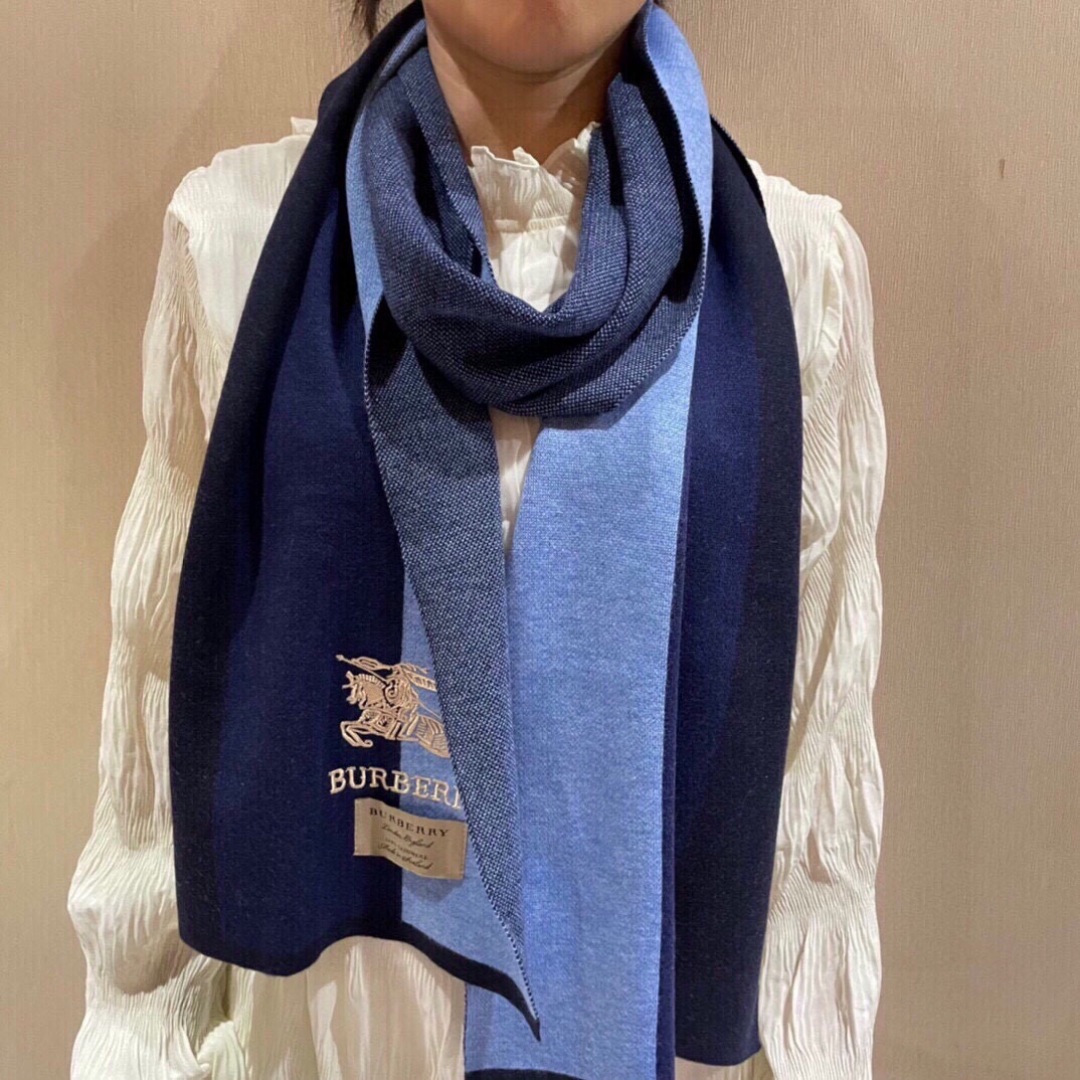 NO:587752,Hot new item, couple's B-family [Classic War Horse] product. Luxury is all in the size. High-end quality and super high cashmere quality will be favored by this brand. This boutique is a rare knitted scarf on the market. It is really a super high-end product. Only such a big brand can have it. Every color is loved and every color is retained. Selling one less good product. Imported knitted cashmere size 180*32 high version scarf, high version scarf19860909爆款上新 情侣款B家【经典战马】货 奢华尽在尺寸之间,高端品质具有超高羊绒品质才会被此品牌青睐这种精品是市场上及其少见的围巾针织,真是超级高端货只有这种大品牌才会拥有每色都是大爱每色都留.卖一条少一条的好货 进口针织羊绒 尺寸180*32高版本围巾,高版本围巾,scarf