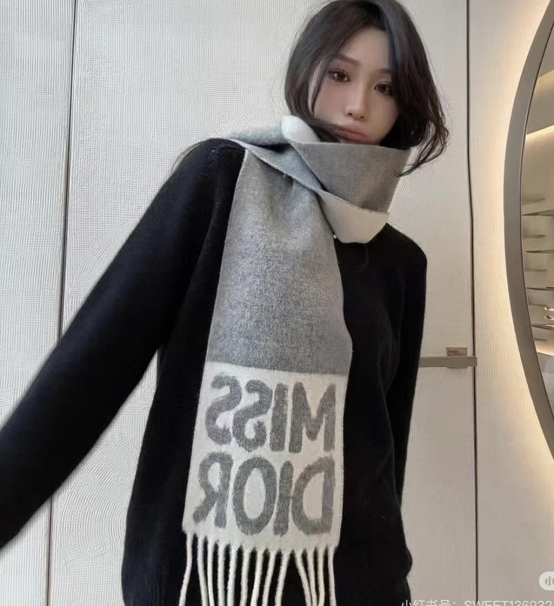 NO:587754,[DIOR Dior fringed long scarf] Size: 17×140CM Material: Cashmere Hot style, the latest style in the counter, double-sided cashmere, super versatile!  Super elegant!  Cashmere with such a large proportion is really super rare! Cashmere is known as 'soft gold' and has a soft and delicate feel. High version scarf, high version scarf, dior, dior, gold19860909【DIOR 迪奥流苏长巾】 尺寸:17×140CM 材质:山羊绒 爆款,专柜最新款式 双面羊绒 超百搭！超显气质！这么大比重的羊绒真的超级少见!羊绒 有世界公认的“软黄金”之称,手感柔软细腻高版本围巾,高版本围巾,dior,dior,gold,scarf