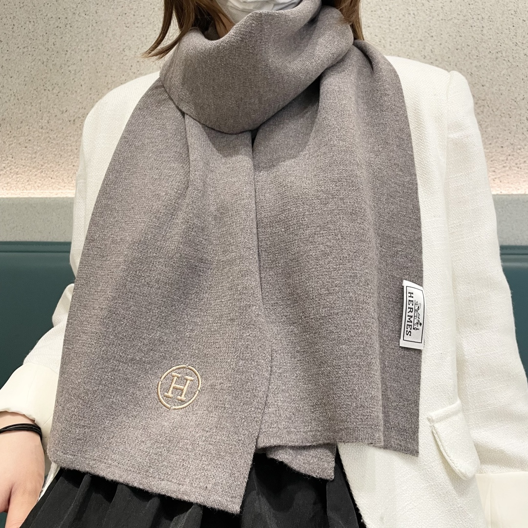 NO:587762,Hot new item Hermès for couples. Exclusive goods. Luxury is all in the size. High-end quality. Only with super high cashmere quality will this brand be favored. This quality is a rare knitted scarf on the market. It is really a super high-end product. Only such a big brand can have it. Every color is loved and every color is reserved. Selling one less good product. Imported knitted cashmere size 180*32 high version scarf, high version scarf, hermes19860909爆款上新 情侣款爱马仕 独家牛货 奢华尽在尺寸之间,高端品质具有超高羊绒品质才会被此品牌青睐这种精品是市场上及其少见的围巾针织,真是超级高端货只有这种大品牌才会拥有每色都是大爱每色都留.卖一条少一条的好货 进口针织羊绒 尺寸180*32高版本围巾,高版本围巾,hermes,scarf