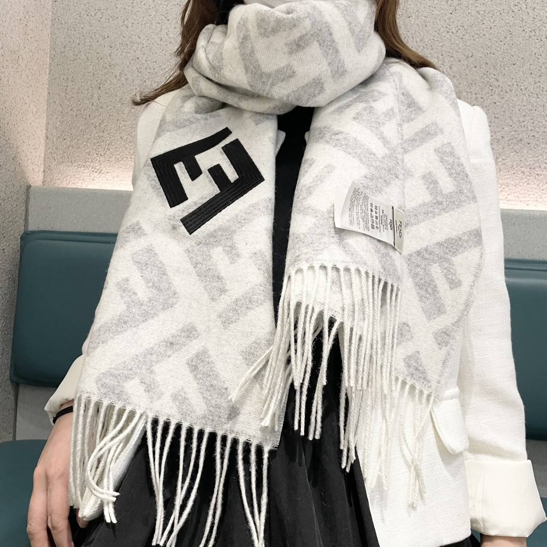 NO:587769,Fendi is the most popular presbyopic FF element style that can bring out the sense of luxury this year. The fashionable lady recommends ~ Fendi cashmere scarf ~ It really looks good with clothes. This color is also very suitable for daily wear. The fabric is soft and the quality is great. There are many pages of information about this scarf on the main label ~ The details are great. It can be matched with all kinds of fashionable clothing in any size. Goddess must recommend 45*170cm cashmere scarf, high version scarf, high version scarf, fendi, fendi19860909芬迪 最能碰撞出高级感今年最流行的老花FF元素风格,时髦小姐姐推荐~Fendi 羊绒围巾~搭配服饰真的非常好看 ,这个色也是非常适合日搭的配色面料柔软,质量很赞,主标上很很多页此款围巾的信息~细节很棒随便围围就很大牌时髦范搭配各类服饰都能驾驭~女神必入推荐45*170cm羊绒围巾尺寸高版本围巾,高版本围巾,fendi,fendi,scarf