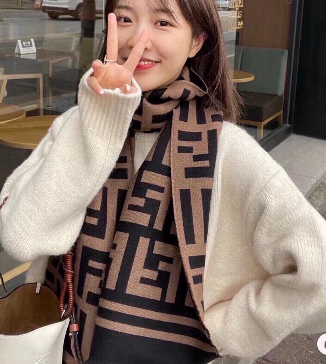 NO:587760,Chinese version, check the quality  The most popular Fendi scarf this year, which is free of purchasing agents, is the most popular scarf all over the world. The presbyopic FF letter style is the main limited edition. It is also a good thing that is hard to buy even if you have money. It is a serious good thing. It is exactly the same as the real material. It is said that many counters are out of stock at this time. It is said that it is really versatile.  UpUp has pulled out the authentic ones and compared them with ours. They are exactly the same. The labels, numbers, tags, and main labels are all exactly the same. Purchase and sell them on behalf of others. It's fun to buy them. This is an export order from a Hong Kong company. It's a surprise anyway. Don't be too little. This kind of specification is getting rarer and rarer and is cherished. The aura of the upper body effect is very powerful!  Purely hand-combed. Absolutely heavyweight!  Different from the structure of the desired scarf, the effect of this scarf is very special. It feels soft and has texture, the yarn is detailed and distinct, and the pattern is very stylish. If you take a picture with a mobile phone, it will amaze the audience. The high-density and fine workmanship of big-name things is really exquisite and ingenious. Specifications: 75 wool + 25 silk [original fabric] 35*180cm...high version scarf, high version scarf, fendi, real silk19860909中版本 认准品质 免代购极品Fendi今年最火的围巾全世界都在抢的老花FF字母款主打的限量大极品专柜也是有钱也很难买到的好玩意儿正儿八经的好东西,真材实料一模一样,这样的一条非常耗原料据说目前很多专柜断货~~真的相当的百搭,上身气质UpUp有正品的拉出来再对比下我们的,简直一模一样,标签编号吊牌主标什么的都是一模一样代购卖＋,买到偷着乐吧,这是一个香港公司的出口订单总之是惊喜.不要嫌少,这种规格越来越少且珍惜.上身效果气场非常强大！纯手工精梳处理.绝对是重磅！不同于希望的围巾组织构造,这款围巾的效果很特别,手感柔软成色有质感,纱线细致分明,版型更是非常有型,用手机拍出来都能惊艳全场高密度精工细作大牌的东西真的非常考究,匠心之作.规格:75羊毛＋25真丝【原版面料】 35*180cm…高版本围巾,高版本围巾,fendi,real silk,scarf