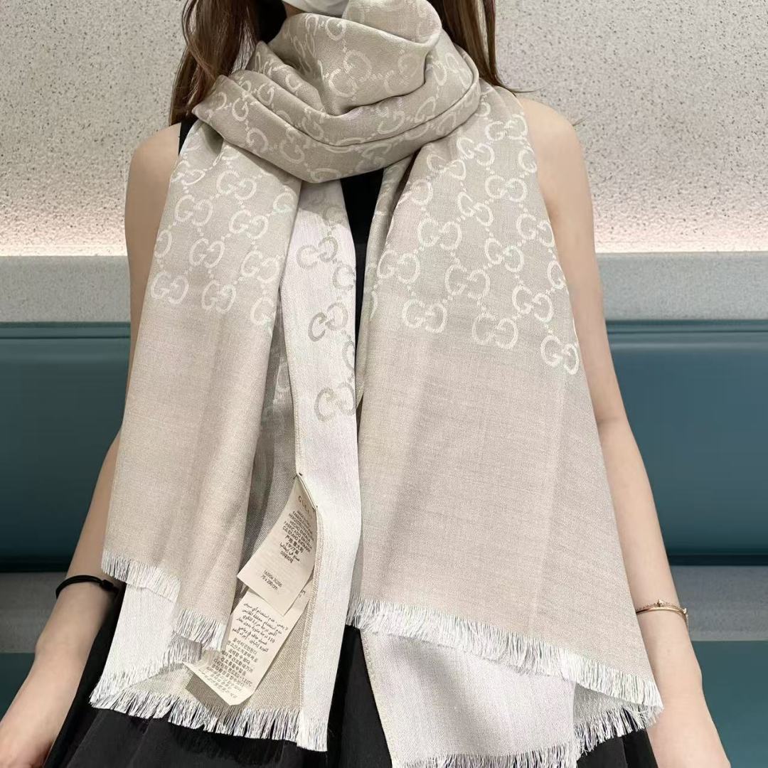 NO:587774,Gucci ·  Gucci's classic cashmere shawl scarf is a hard product. As for the arrangement of the hemp slip, one batch of the original original export order has been delivered, one of which has just passed customs and went straight to the UK. The last batch is still in emergency production. I don't want to describe this kind of product anymore. It is a must-have item for thousands of years. It is suitable for both men and women. The buyer takes away some of it.  The fabric is cashmere. It feels soft and waxy, not heavy. It is super warm and skin-friendly. It is low-key and luxurious. Every color is so loved that I love it so much. Every color must be arranged. At such a good price, it will break your head if you miss it. Size 70*180cm high version scarf, high version scarf, gucci, shawls19860909Gucci · 古奇经典羊绒披肩围巾来个硬货.麻溜的安排上.纯正出口原订单已经交货一批,其中一批刚过海关,直蹦英国.最后一批还在紧急生产中.这种货已经不想多描述了,万年必备款.男女通用.买手带走一部分.面料羊绒.手感软糯,不厚重.超级保暖亲肤.及其低调奢华每个色都是爱到爆炸每色必须安排上.这么好的价位,错过敲烂脑壳儿size70*180cm高版本围巾,高版本围巾,gucci,shawls,scarf