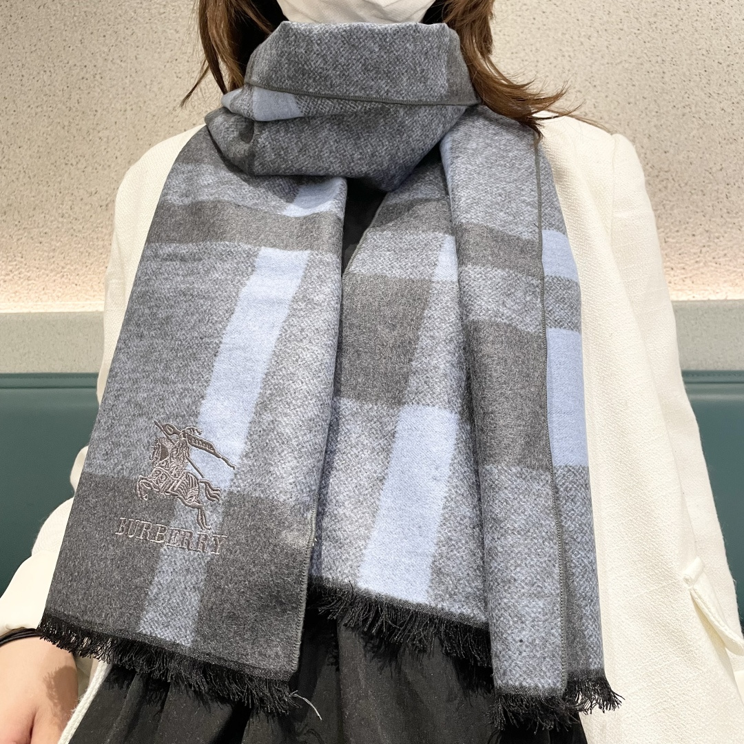 NO:588099,The new 2025 Hermès men's and women's scarves are available, buy them and cherish them~ They are all export orders, so it is rare to find something that is small but refined and beautiful. You must buy this H family women's scarf. The style is very feminine and it is a very Classic design for men and women. The classic large-area fabric is made of cashmere supplied by customers. It is very fine and soft, very beautiful. The upper body effect is unparalleled.  The atmosphere is simple and the color is super nice. Any boy or girl will like this style. The small logo is very delicate and textured without being ostentatious. It is suitable for formal wear or casual wear. It can be folded in half or hung in a circle. It is stylish for a gentleman and has a warm demeanor. Material cashmere, size 32x160 high version scarf, high version scarf, Hermes19860909上新2025爱马仕男女款围巾且买且珍惜~都是出口订单所以比较难遇东西讲究少而精好看的一定要收这款H家女士围巾,款式很有女性魅力是男女款里非常Classical的设计,经典大方面料采用的是客供的羊绒细腻柔软度都非常的好,非常漂亮.上身效果无敌好看大气简约,超级好看的配色,任何男生女生都会喜欢的款吧小小Logo非常精致的点缀有质感不张扬~~搭配正装或者搭配休闲装都很合适~对折挂围或者绕圈围都完全可以,绅士有型~有温度的风度.材质羊绒,尺寸32x160高版本围巾,高版本围巾,hermes,scarf