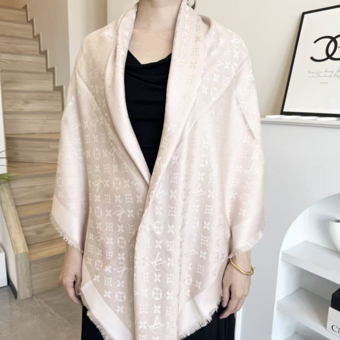 NO:587775,Square scarf] LV shawl's classic gold silk with the gorgeous texture of silk and wool blends, suitable for matching with ready-to-wear and accessories series. Size 140 x 140cm Fabric 57 wool, 43 silk high version scarf, high version scarf, louis vuitton, real silk, shawls19860909方巾】LV披肩经典金丝搭配丝毛混纺的华美质感,与成衣和配饰系列单品搭配相宜. 尺寸140 x 140cm 面料 57羊毛,43真丝高版本围巾,高版本围巾,louis vuitton,real silk,shawls,scarf