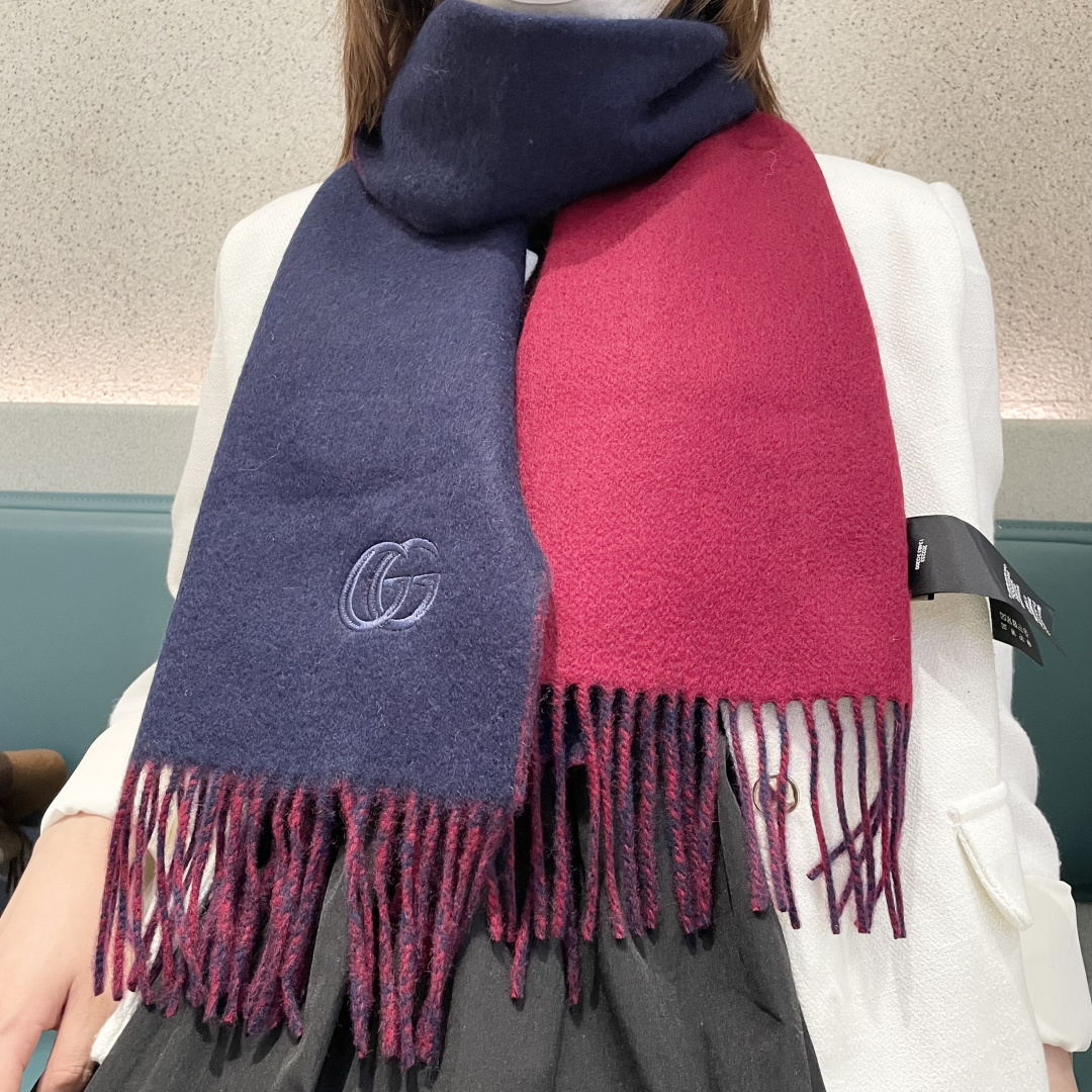 NO:588152,GUCCI (Gucci) perfect gradient!  Purchasing agent level!  The latest reversible Gucci scarf, a G autumn and winter item that always adds points!  Various dressing styles can collide with her to create a different upper body effect!  As the representative traditional essence of Gucci, the GG logo has always been inseparable from the series. It is introduced in a modern and innovative way, presenting extraordinary levels, styles and designs. The GG pattern on this scarf has been reinterpreted. Cashmere 32*200 high version scarf, high version scarf, gucci, gucci19860909GUCCI（古奇）完美渐变！代购级别！最新双面两用古驰围巾,永远加分的G秋冬单品！各种穿衣风格都可以和她碰撞出别样的上身效果！GG标识作为Gucci颇具代表性的传统精髓,始终与系列密不可分,以饱含新意的现代方式推陈出新,呈现不同凡响的层次、风格和设计.这款围巾上的GG图案经过重新演绎 羊绒 32*200高版本围巾,高版本围巾,gucci,gucci,scarf