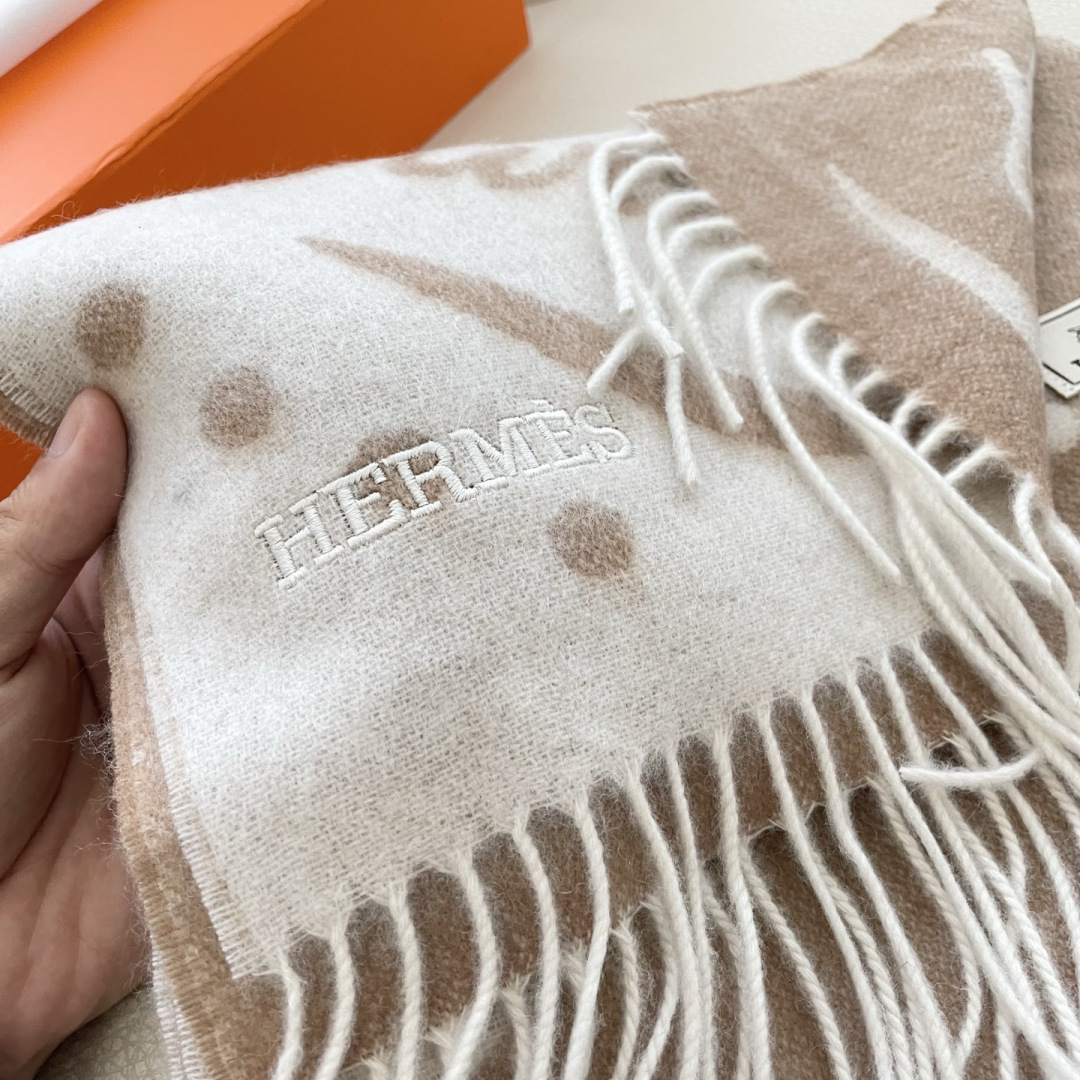 上新2025爱马仕顶级山羊绒男女款围巾且买且珍惜😍~都是出口订单所以比较难遇❤️东西讲究少而精😍好看的一