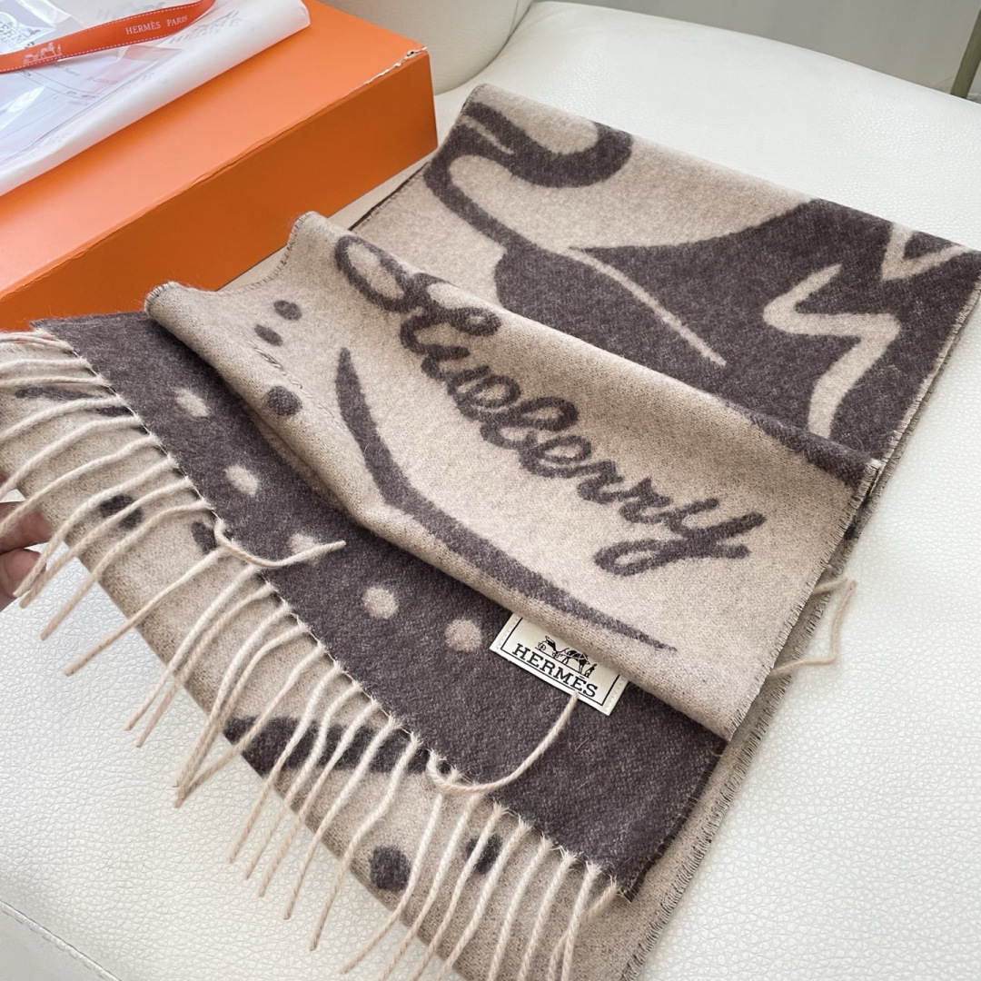 上新2025爱马仕顶级山羊绒男女款围巾且买且珍惜😍~都是出口订单所以比较难遇❤️东西讲究少而精😍好看的一