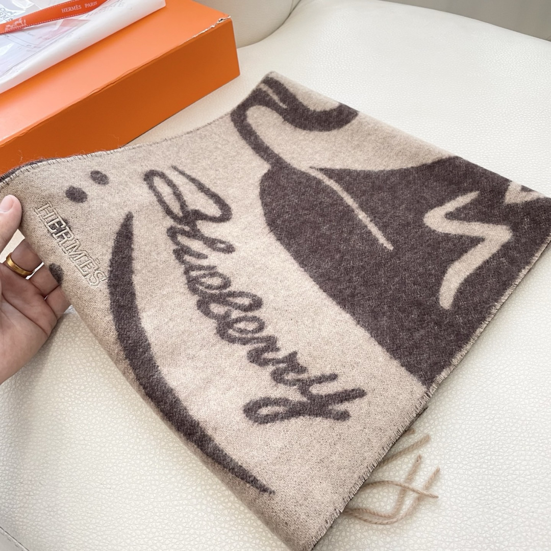 上新2025爱马仕顶级山羊绒男女款围巾且买且珍惜😍~都是出口订单所以比较难遇❤️东西讲究少而精😍好看的一