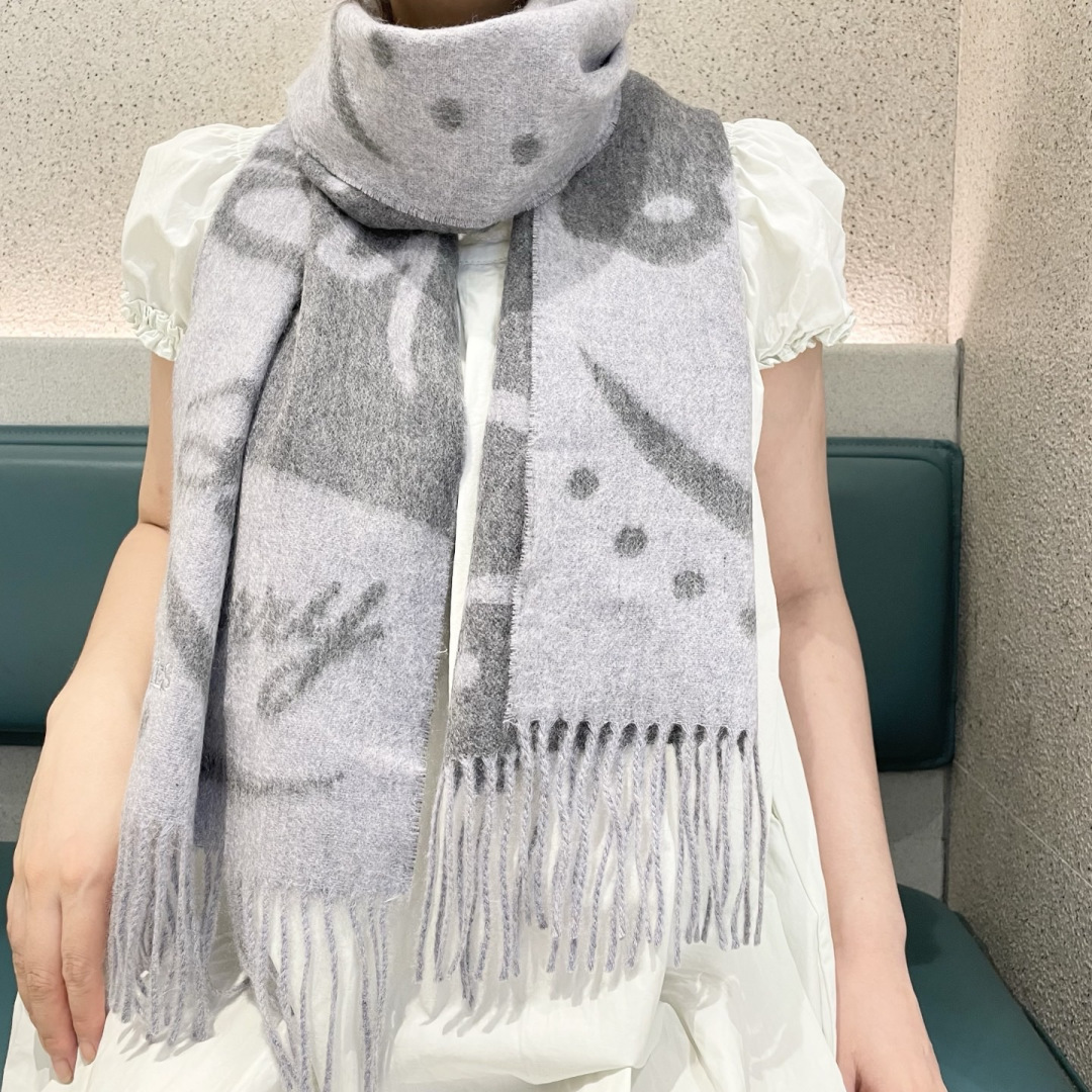 NO:588108,The new 2025 Hermès top cashmere men's and women's scarves are available, buy them and treasure them~ They are all export orders, so it is rare to find something that is small but refined and beautiful. You must buy this H family women's scarf. The style is very feminine and charming. It is a very Classic design for men and women. The classic large-area fabric is made of cashmere supplied by customers. It is very fine and soft, very beautiful. The upper body effect is unparalleled  It is beautiful, simple and has a super nice color scheme. It is a style that any boy or girl will like. The small logo is very exquisite and has a texture that is not ostentatious. It is suitable for formal wear or casual wear. It can be folded in half or hung in a circle. It is stylish for a gentleman and has a warm demeanor. Material cashmere, size 32x180 high version scarf, high version scarf, hermes19860909上新2025爱马仕顶级山羊绒男女款围巾且买且珍惜~都是出口订单所以比较难遇东西讲究少而精好看的一定要收这款H家女士围巾,款式很有女性魅力是男女款里非常Classical的设计,经典大方面料采用的是客供的羊绒细腻柔软度都非常的好,非常漂亮.上身效果无敌好看大气简约,超级好看的配色,任何男生女生都会喜欢的款吧小小Logo非常精致的点缀有质感不张扬~~搭配正装或者搭配休闲装都很合适~对折挂围或者绕圈围都完全可以,绅士有型~有温度的风度.材质羊绒,尺寸32x180高版本围巾,高版本围巾,hermes,scarf