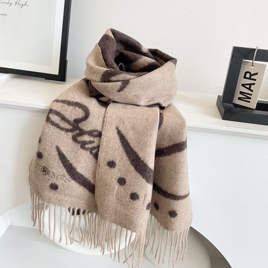 上新2025爱马仕顶级山羊绒男女款围巾且买且珍惜😍~都是出口订单所以比较难遇❤️东西讲究少而精😍好看的一