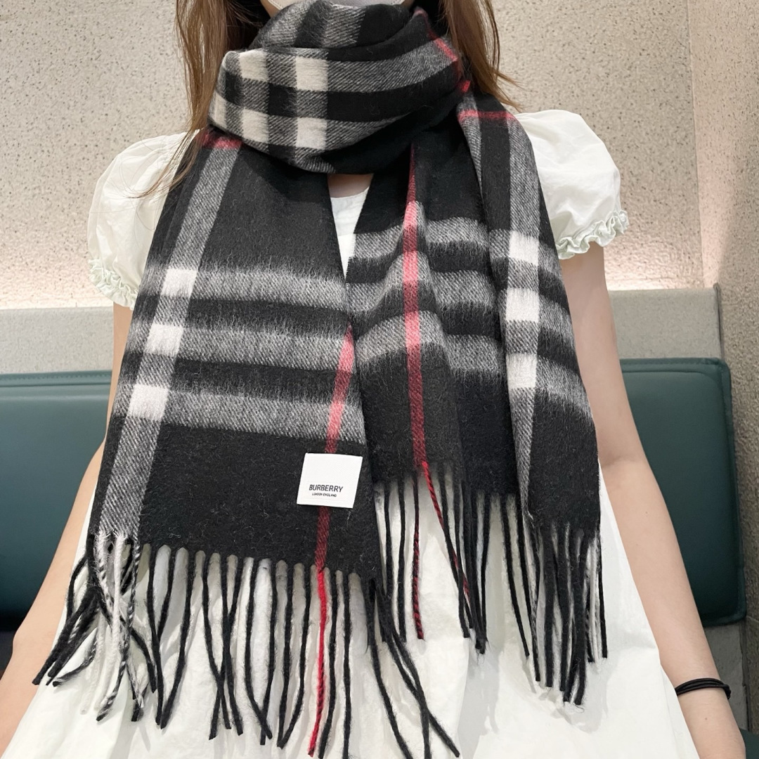 NO:587725,Burberry's masterpiece of ingenuity·Classic large-lattice double-sided jacquard cashmere scarf is exactly the same as 2 scarves. Riccardo Tisci, chief creative director of the brand  One of my favorite symbols. The new model that is hot-selling at the counter. It is very thick and warm. The weaving is too complicated and takes too long. The size is 45*210cm and is sold out. B has used the double-sided design on the scarf more than once. The effect is super great. The price at the counter + I heard from the factory that this batch of goods is a headache for the whole factory. It cannot use the traditional method of straw brushing for scarves because the bottom fleece is pulled up.  At the same time, it will also damage the yarn, so you have never heard of the term 'zero point nap method'. This is a professional term for scarf finishing, and the technology is extremely difficult. To put it simply, it relies on the speed of the raising machine to raise the velvet a little, so as not to damage the scarf... Let's not talk about it, sell it, grab it and you can say that you have earned a high version of the scarf, high version of the scarf, burberry19860909Burberry 匠心巨作· 经典大格双面提花羊绒围巾完全等于2条围巾品牌首席创意总监Riccardo Tisci 最喜爱的标志之一.专柜热卖的新款,非常厚实保暖织造太复杂,耗时太长了,售完无补的尺寸45*210cm,B将双面设计不只一次用在了围巾上,效果是超级棒的,专柜售价+听工厂说这批货让后整厂也是很头疼的,不能用传统围巾草拉绒的起绒方式,因为把底绒拉起来的同时,也会损坏纱线,所以用了零点底绒法这个词大家都没听过吧,这是围巾后整的专业术语,技术难度极为大.简单说下就是依靠起绒机的带速,把底绒稍微起来一点,这样才不会破坏围巾...不说了,卖货吧,抢到可以说就是赚到了高版本围巾,高版本围巾,burberry,scarf