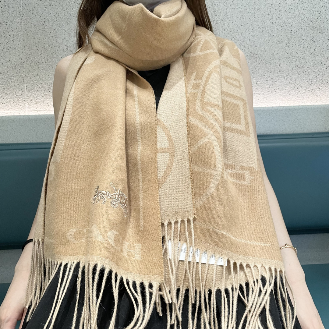 NO:587686,The high version [classic style] COACH classic shawl is so pretty!  It not only has good looks but also high quality. It is cashmere and feels super soft and comfortable. The size is 195×53cm and the overall width is okay. It can be regarded as a small shawl. The front and back are made of complementary colors. One side has a dark logo with a light base and the other side has the opposite color. The gentle and soft feeling scarf must be this one!  high version scarf,high version scarf,coach,coach,shawls19860909高版本【经典款】COACH经典 蔻驰披肩也太好看了吧！不仅有颜值还有品质,羊绒,手感超级软糯和舒服,尺寸195×53cm,整体宽度还可以,算是个小披肩.正反面做的互补色,一面是深色logo搭配浅色底,另一面是相反色,温温柔柔的感觉围巾一定要冲这一条！高版本围巾,高版本围巾,coach,coach,shawls,scarf