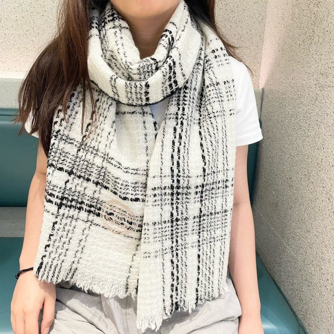 NO:587710,Chanel's latest 2025 counter [top cashmere scarf] is a hit. It's really beautiful. The shawl is equipped with exquisite logo embroidery. The color matching of the entire scarf is very good. You can see the details. The entire shawl scarf gives people a big-name aura and is very exquisite at the same time. VIP recommendation is definitely worth buying. The new 32X200cm high version scarf, high version scarf, chanel, shawls19860909香奈儿2025专柜最新款【顶级羊绒围巾】爆款哦 实物真心美 披肩配以精美logo的刺绣整条围巾颜色的搭配都非常到位细节都可见整个披肩围巾给人大牌气场的同时又非常精致高端VIP推荐绝对值得入手的新款32X200cm高版本围巾,高版本围巾,chanel,shawls,scarf