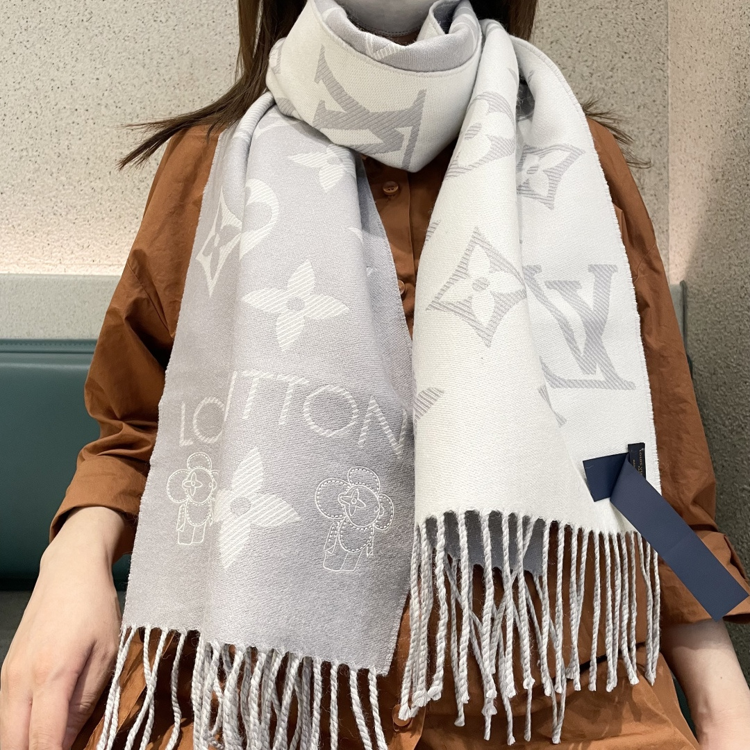 NO:603270,It’s finally shipped. This year’s most popular pink and white scarf, this LVEssential scarf, focuses on big elements. It uses the Monogram pattern and the Louis Vuitton logo to declare the brand heritage. It is paired with soft tassel trim, making it a casual choice besides Reykjavik scarf. 186x34 cm (length x height) wool tassel trim Monogram pattern high version scarf, high version scarf, louis vuitton, louis vuitton19860909终于出货啦,今年热度最高的嫩粉拼白围巾本款LVEssential围巾聚焦大元素,以Monogram图案和路易威登标识宣示品牌底蕴,搭配柔美流苏饰边,成就Reykjavik围巾之外的闲适之选.186x34厘米(长度x高) 羊毛流苏饰边 Monogram图案高版本围巾,高版本围巾,louis vuitton,louis vuitton,scarf