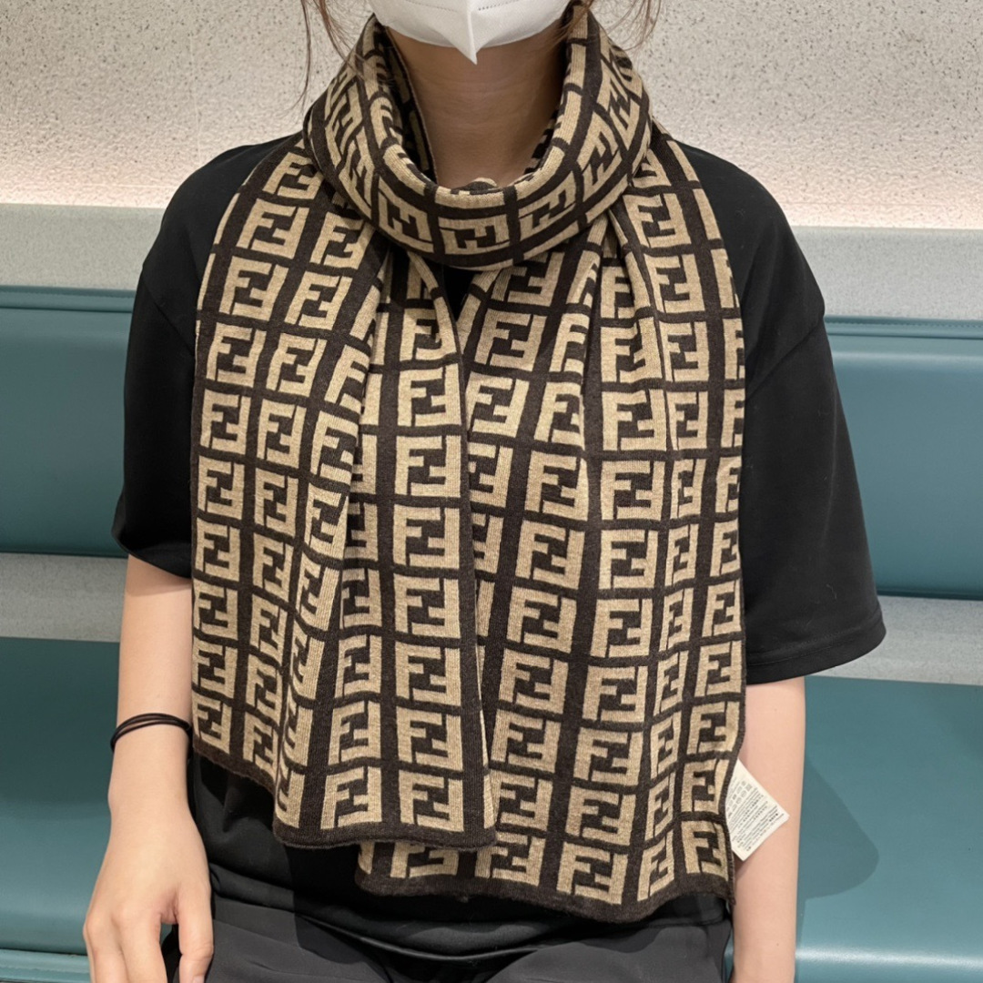 NO:603313,Hot new style Fendi for couples. Exclusive goods. Luxury is all in the size. High-end quality. Only with super high cashmere quality can this brand be favored. This quality is a very rare knitted scarf on the market. It is really a super high-end product. Only such a big brand can have it. Every color is loved and every color is reserved. Selling one less good product. Imported knitted cashmere size 180*32 high version scarf, high version scarf, fendi19860909爆款上新 情侣款芬迪 独家牛货 奢华尽在尺寸之间,高端品质具有超高羊绒品质才会被此品牌青睐这种精品是市场上及其少见的围巾针织,真是超级高端货只有这种大品牌才会拥有每色都是大爱每色都留.卖一条少一条的好货 进口针织羊绒 尺寸180*32高版本围巾,高版本围巾,fendi,scarf