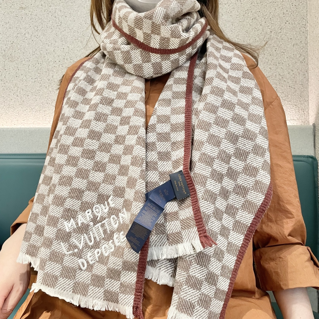 NO:603307,Burberry's latest scarf, a benefit for men and women, super gentle and stylish double-sided design!  !  】I feel that this design looks younger, gentler and more elegant than the previous designs!  !  It feels like she can match 10,000 tops. The double-sided scarf design has a contrasting jacquard pattern. It is a real daily fashion style. The size is 48*190, and it is super awesome to play with various tie methods!  !  It looks super slim, high-end and fashionable. The main thing is that it is well designed and has a special texture. In addition, with such a thin thickness and a moderate upper body, it can be very stylish!  It is a scarf with a high utilization rate. High version scarf, high version scarf, burberry19860909巴宝利 最新款围巾,男女士的福利 超温柔洋气的双面设计！！】感觉这个比以往的设计都更显年轻更显温柔更气质有木有！！感觉她能与一万件上衣匹配在一起,双面围巾设计 反差感提花图案,实实在在的日常时髦款 48*190的尺寸,超级无敌赞的任意玩转各种系法！！超级显瘦高级显时髦,主要还是设计好,特别显质感,加上这样的薄厚度适中上身可以很有型！是利用率相当高的一款围巾高版本围巾,高版本围巾,burberry,scarf