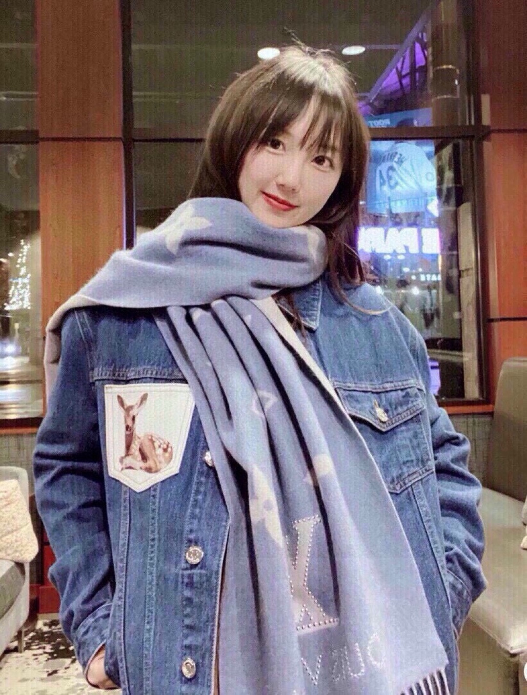 NO:603277,The official website synchronizes the new model. Original order [Reykjavik Rivet Edition] This Studdy Reykjavik scarf incorporates rock and roll elements, bringing rock and roll rhythm to the cold winter. The soft cashmere fabric is decorated with large Monogram Flowers and LV initials texture, and is decorated with polished studs. The texture is light, making it an ideal travel companion. Monogram Flowers and LV  Initials jacquard textured background, gold metal studs, contrasting Louis Vuitton English text on the bottom, size 170×45cm high version scarf, high version scarf, louis vuitton, louis vuitton19860909官网同步新款 原单【雷克雅维克铆钉版】此款 Studdy Reykjavik 围巾融入了摇滚元素,为寒冷冬日带来摇滚韵律.柔软的羊绒面料上饰有大号 Monogram Flowers 和 LV 首字母织纹,搭配抛光饰钉装饰.质感轻盈,是理想的旅行伴侣Monogram Flowers 和 LV 首字母提花织纹背景,金色金属饰钉,底端饰有对比色路易威登英文字样,尺寸170×45cm高版本围巾,高版本围巾,louis vuitton,louis vuitton,scarf